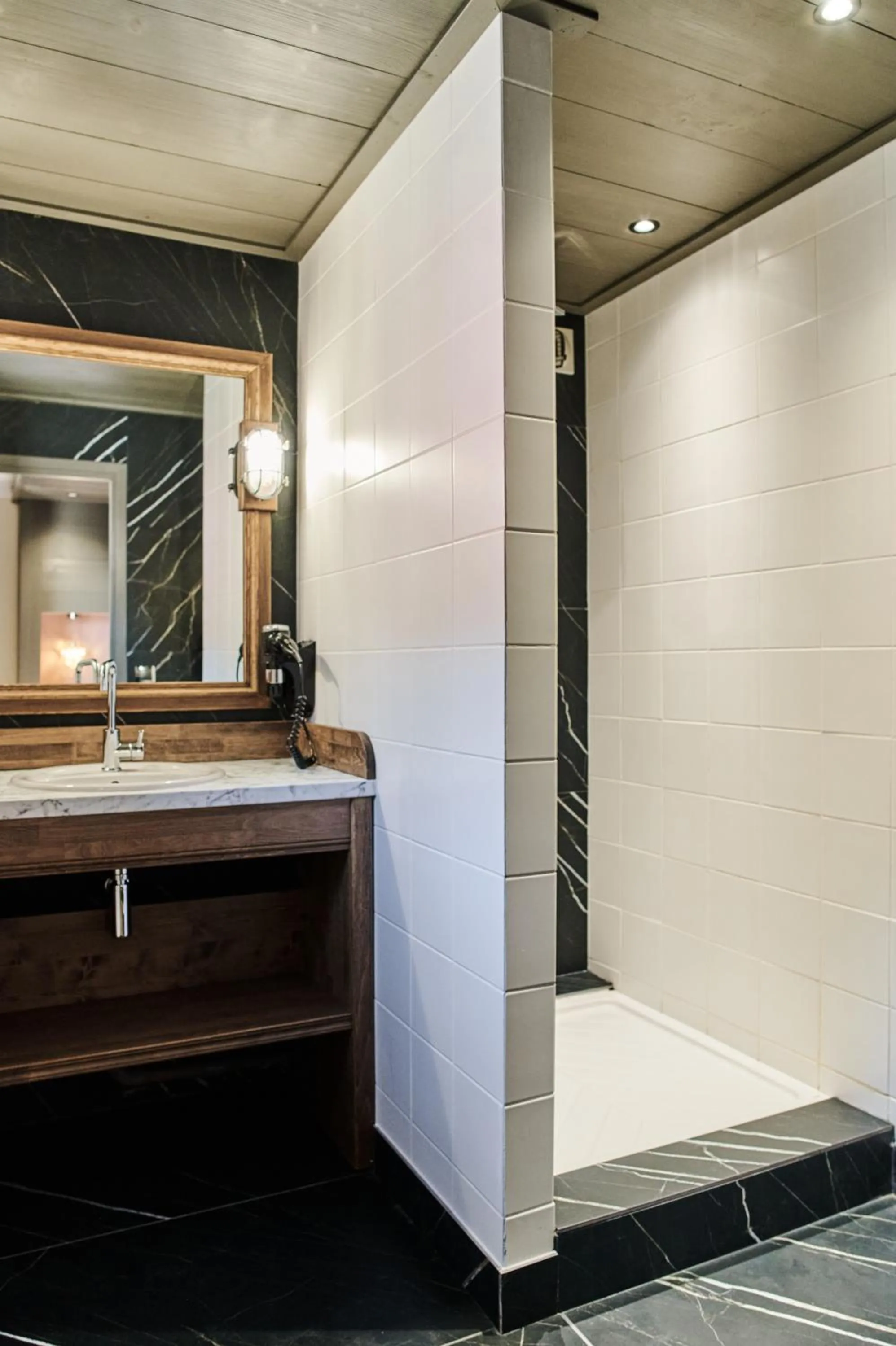 Shower in La Maison Rouge