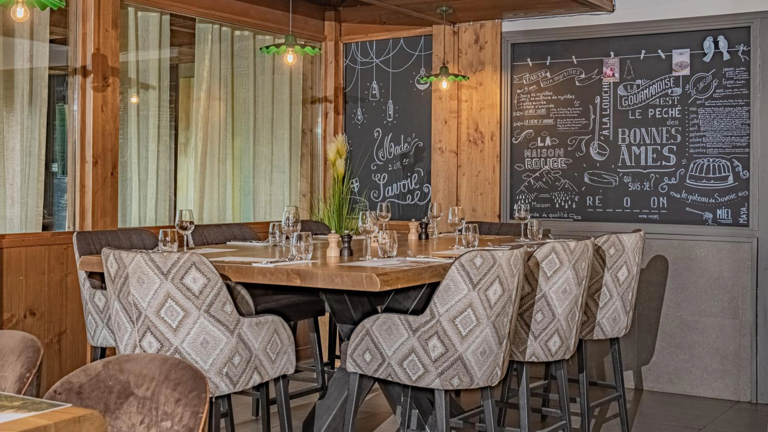 Restaurant/places to eat in La Maison Rouge