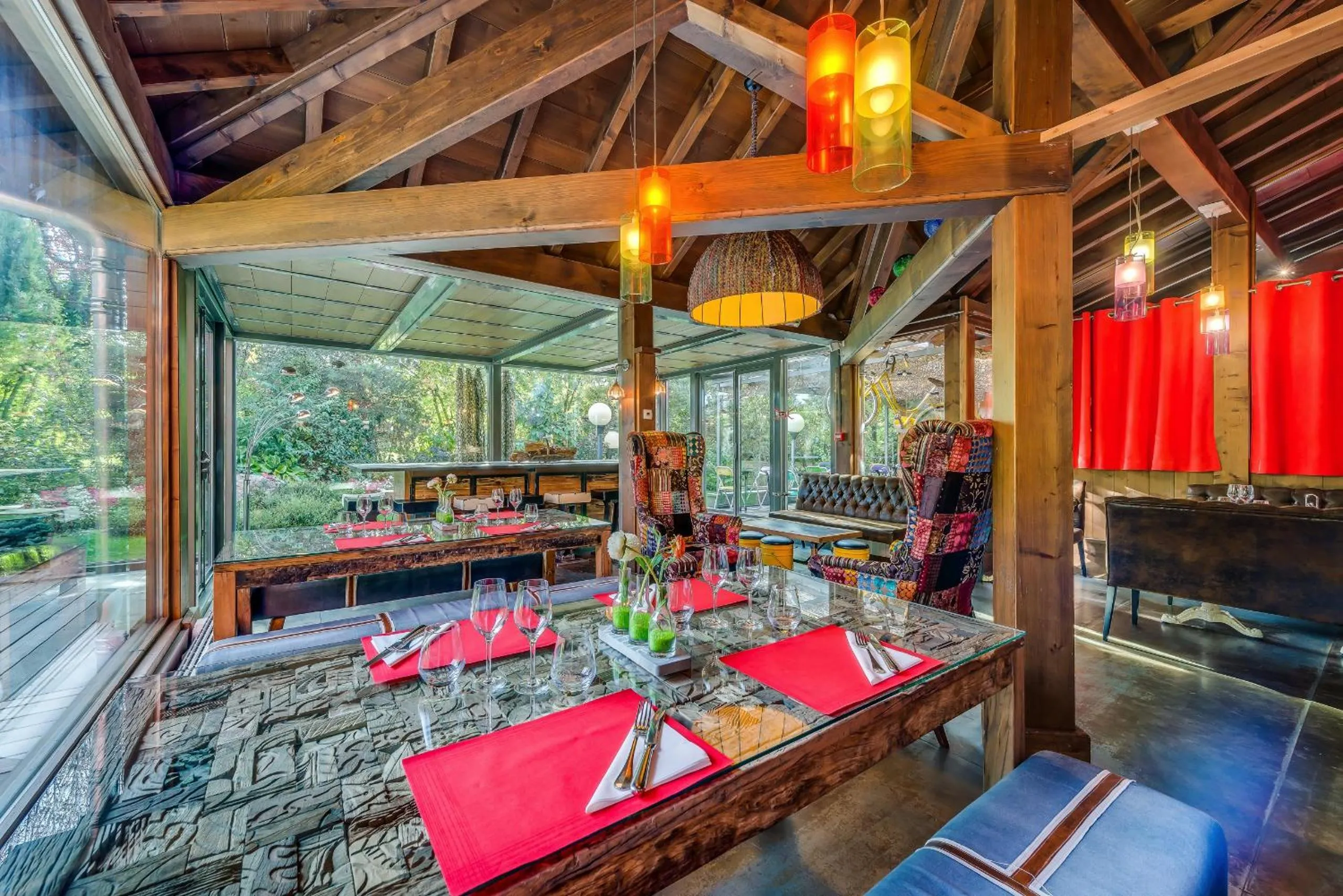 Restaurant/places to eat in La Maison Rouge