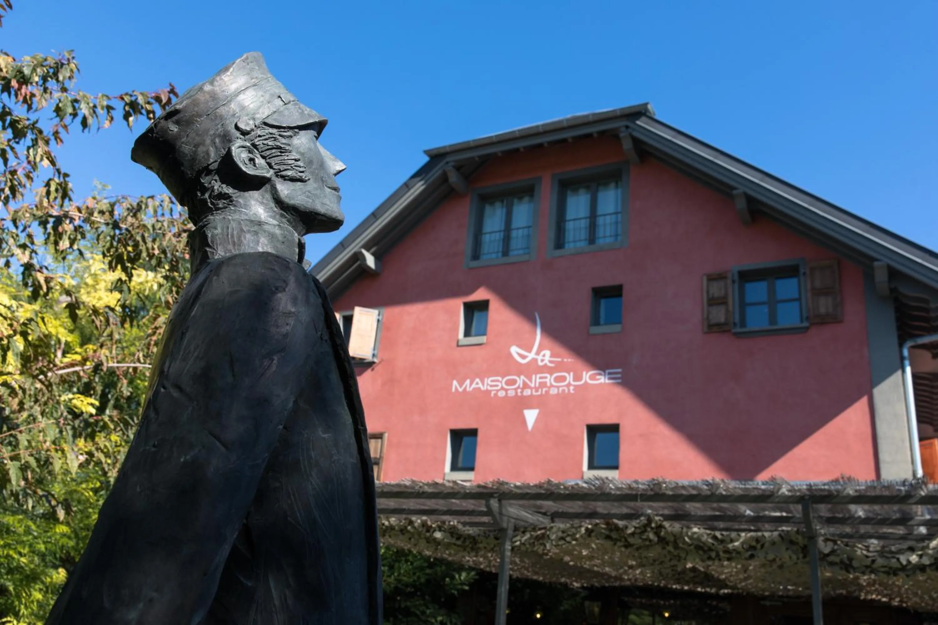 Property building in La Maison Rouge