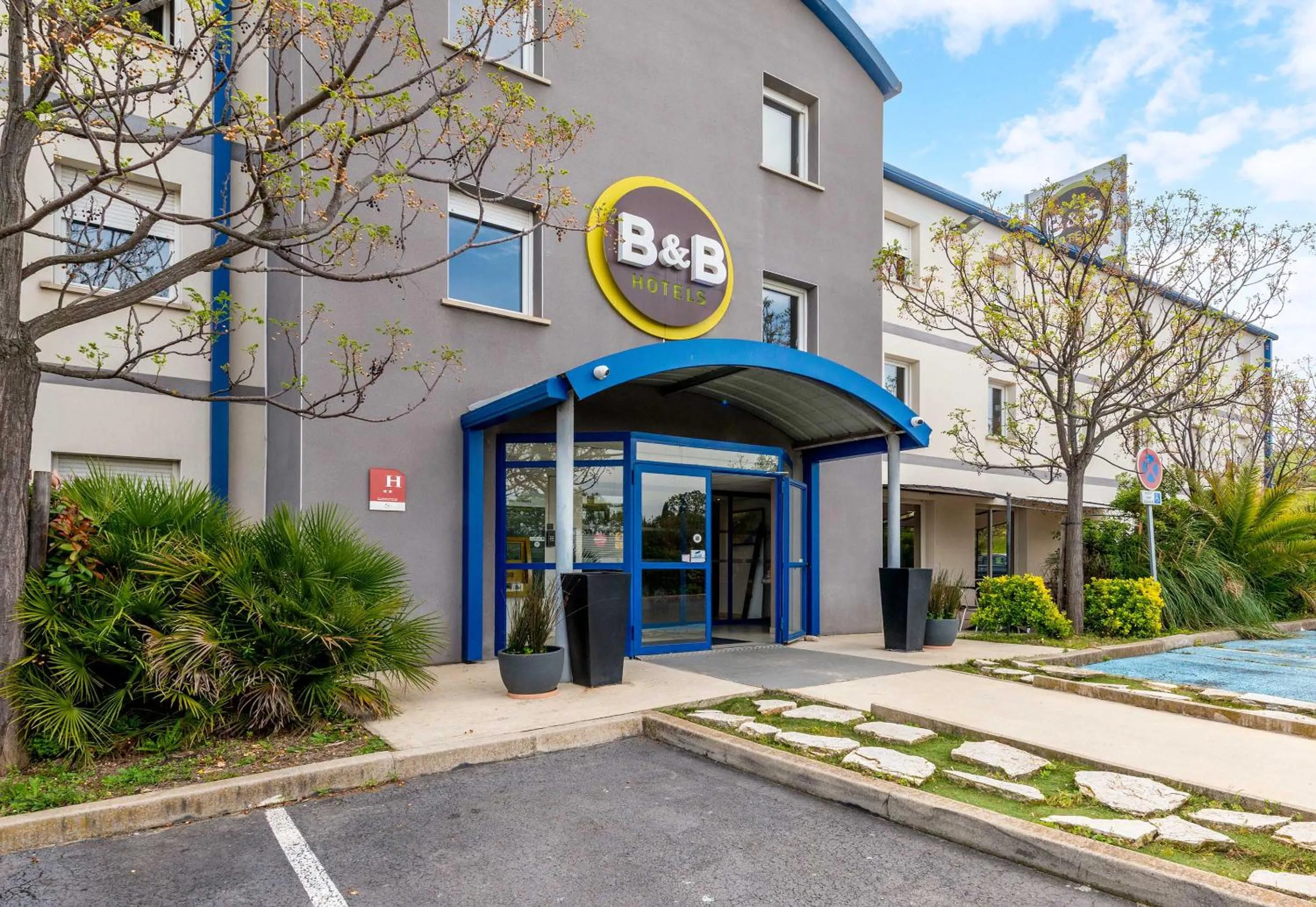 Facade/entrance in B&B HOTEL Pézenas