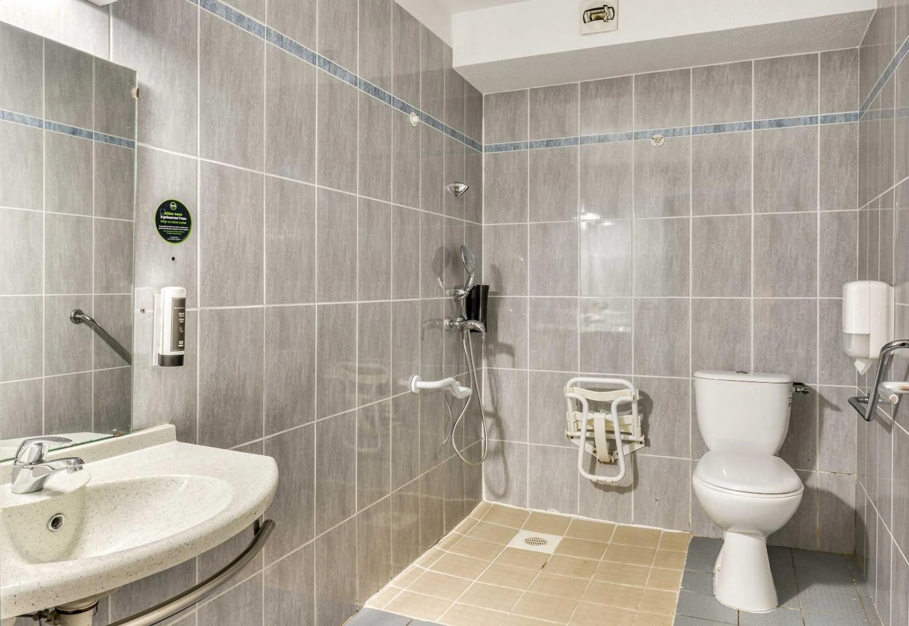 Bathroom in B&B HOTEL Pézenas