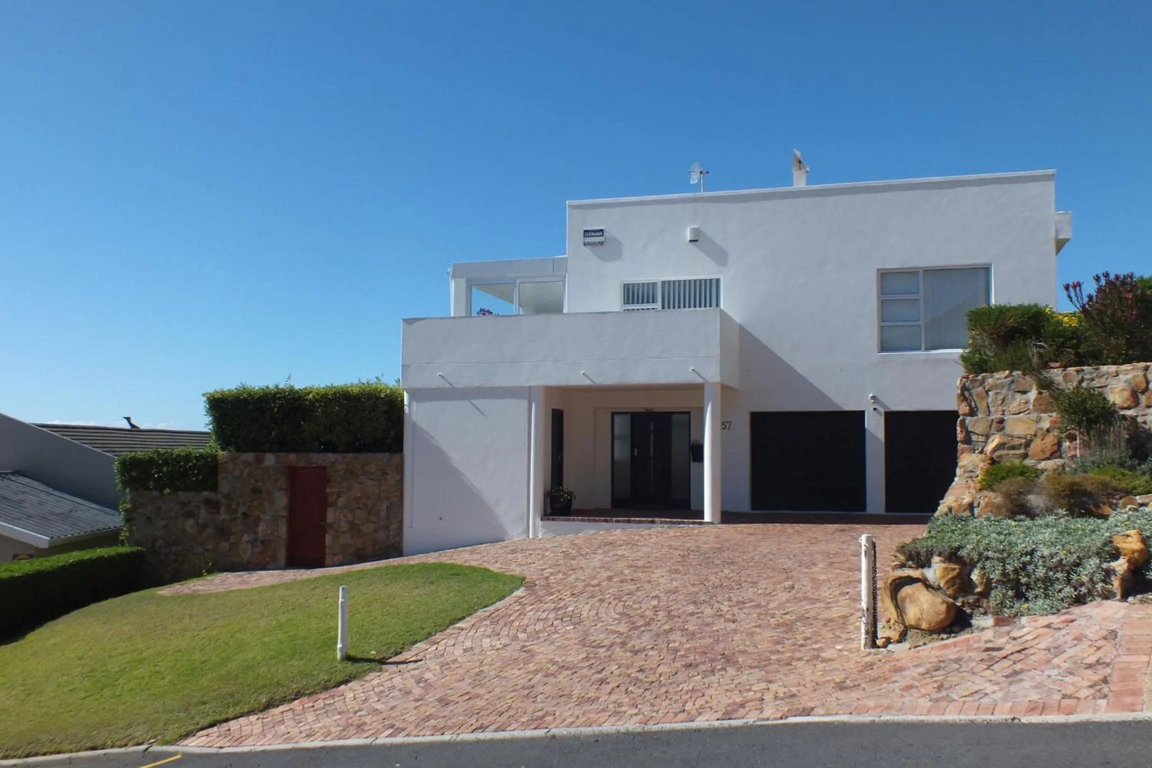 Facade/entrance in Penguinden - load-shedding free