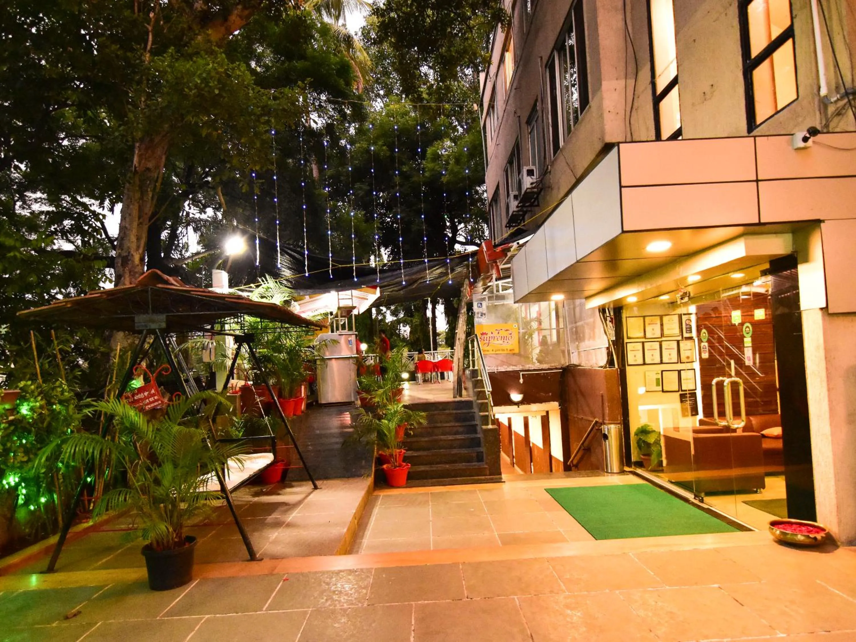 Restaurant/places to eat in MY Bizz Hotel Sapna