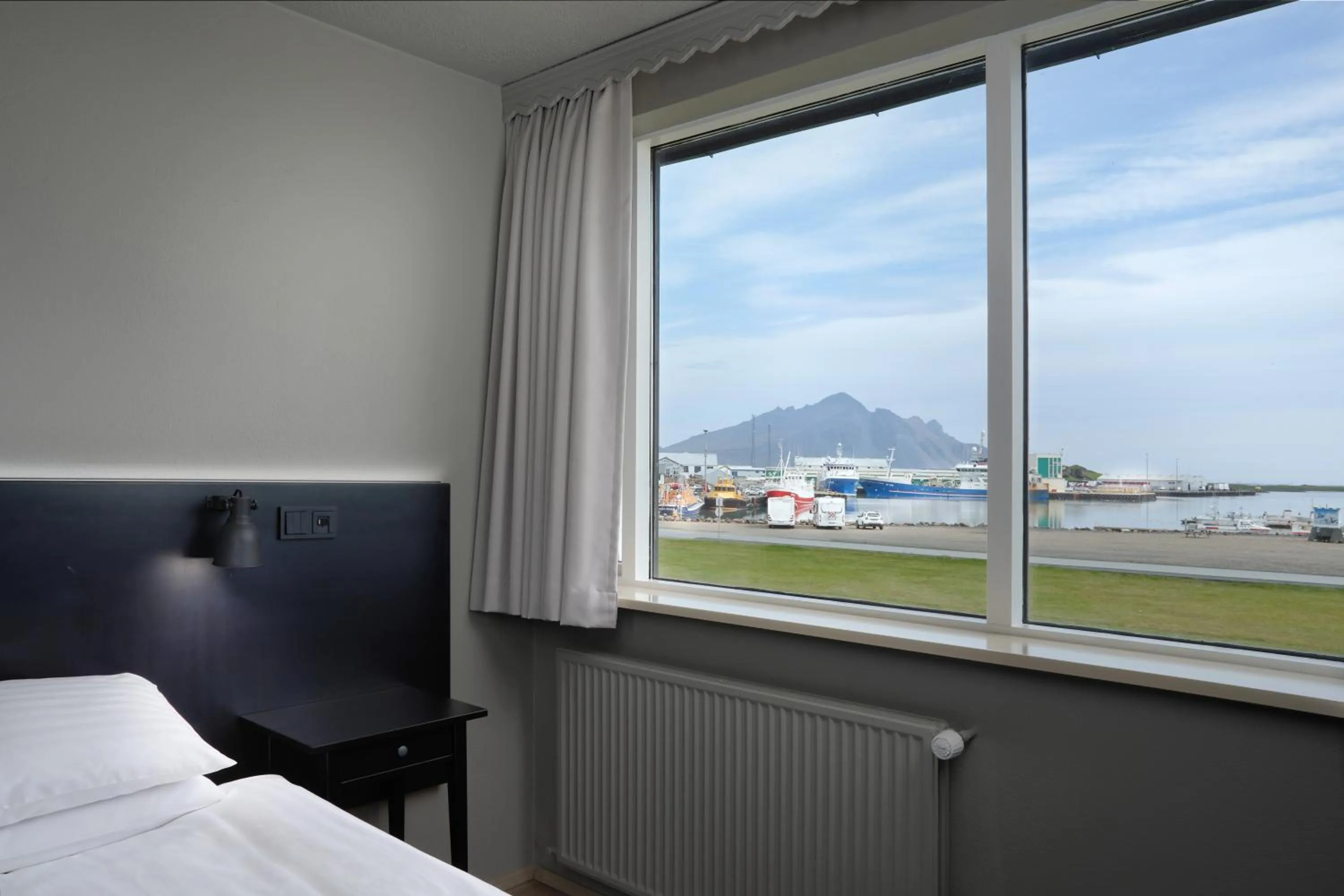 Mountain view, Bed in Höfn - Berjaya Iceland Hotels