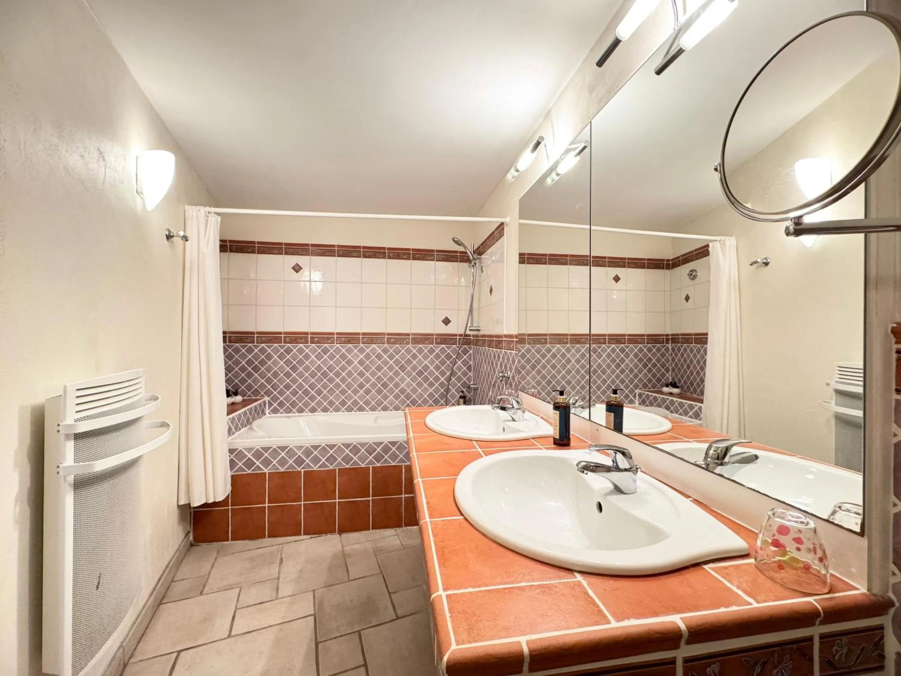 Shower in Le Relais de Saint-Preuil, The Originals Relais Vignes du Cognac