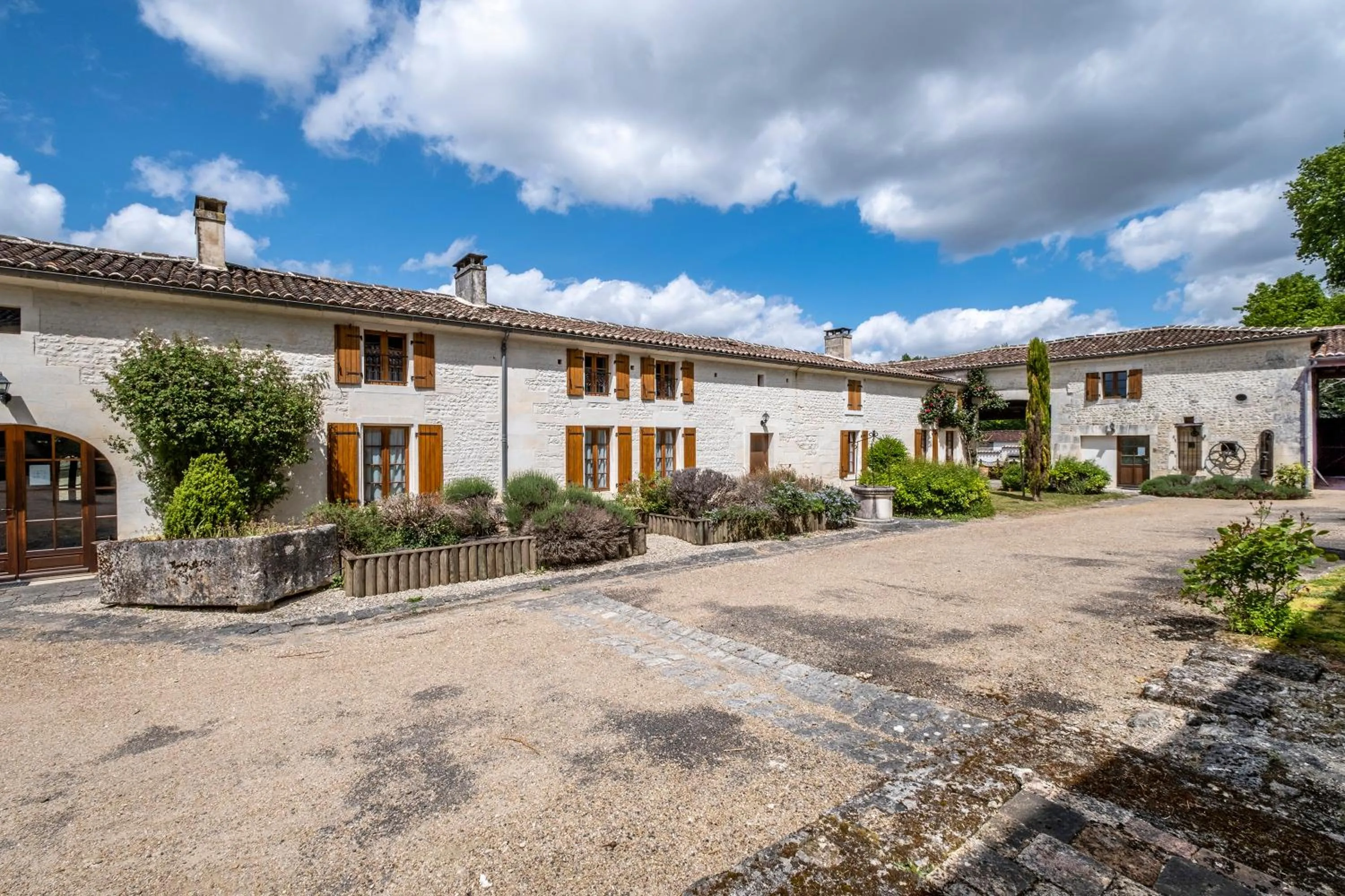 Property building in Le Relais de Saint-Preuil, The Originals Relais Vignes du Cognac