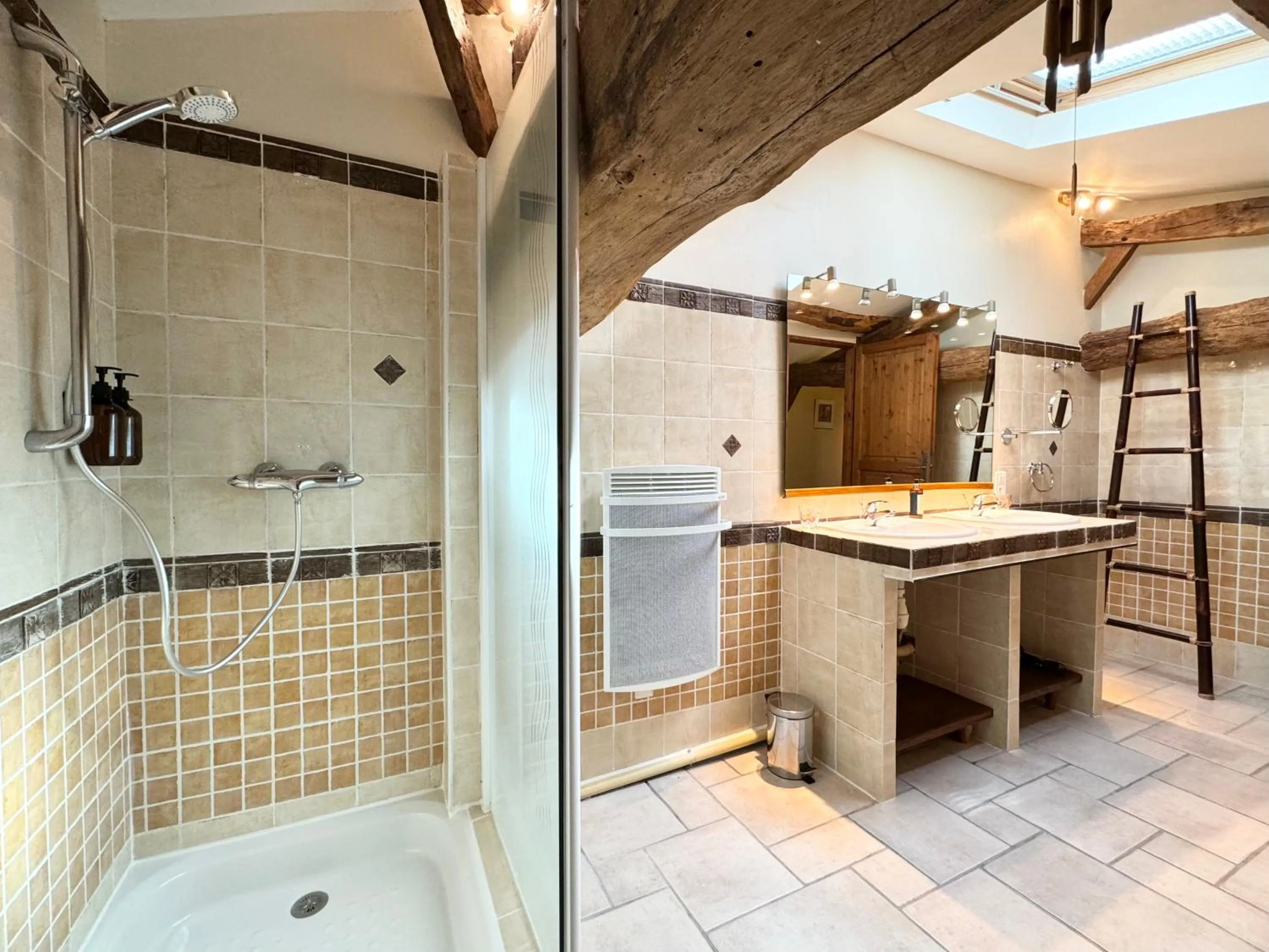 Shower in Le Relais de Saint-Preuil, The Originals Relais Vignes du Cognac