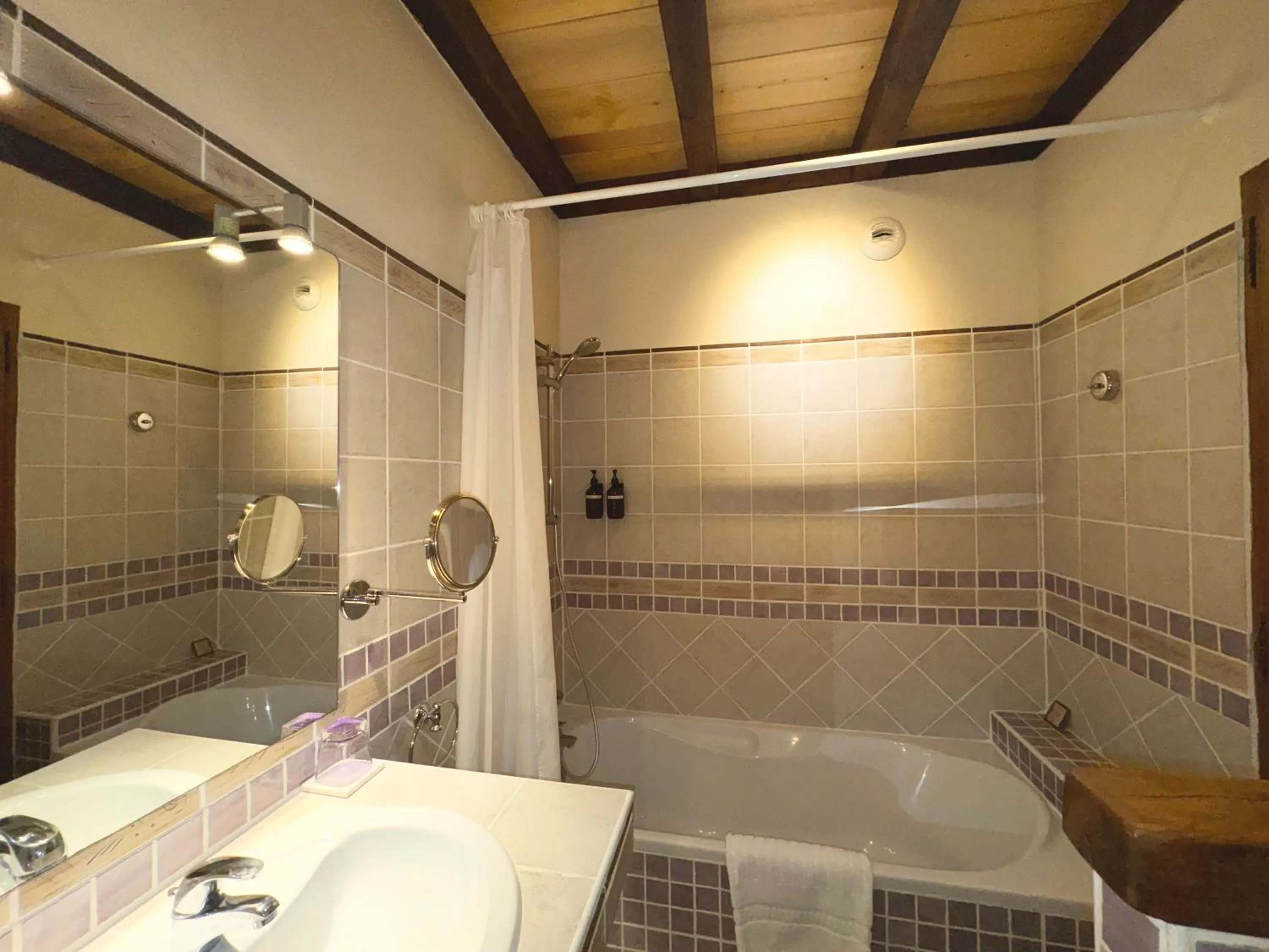 Shower in Le Relais de Saint-Preuil, The Originals Relais Vignes du Cognac