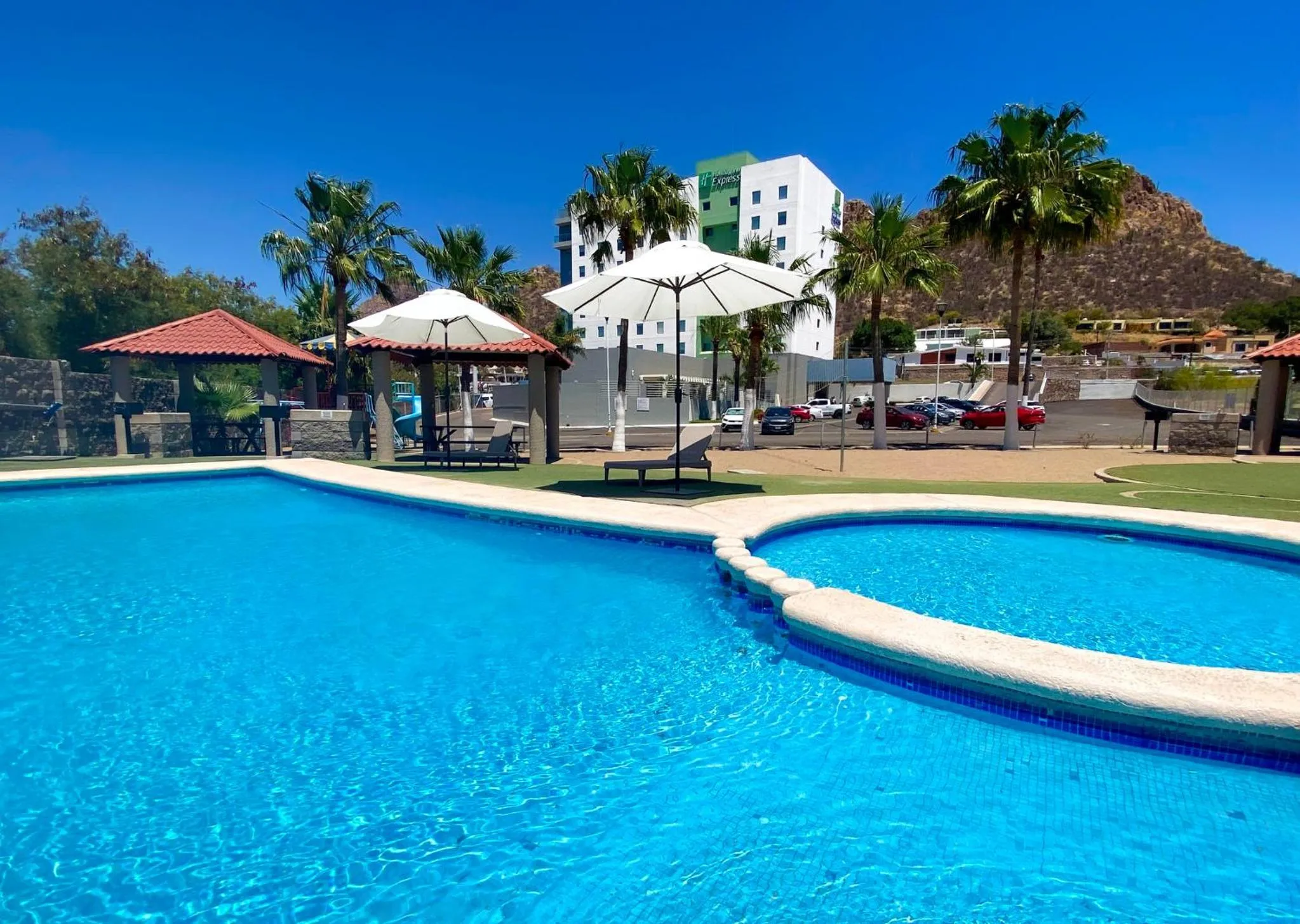 Swimming pool in Holiday Inn Express Guaymas by IHG