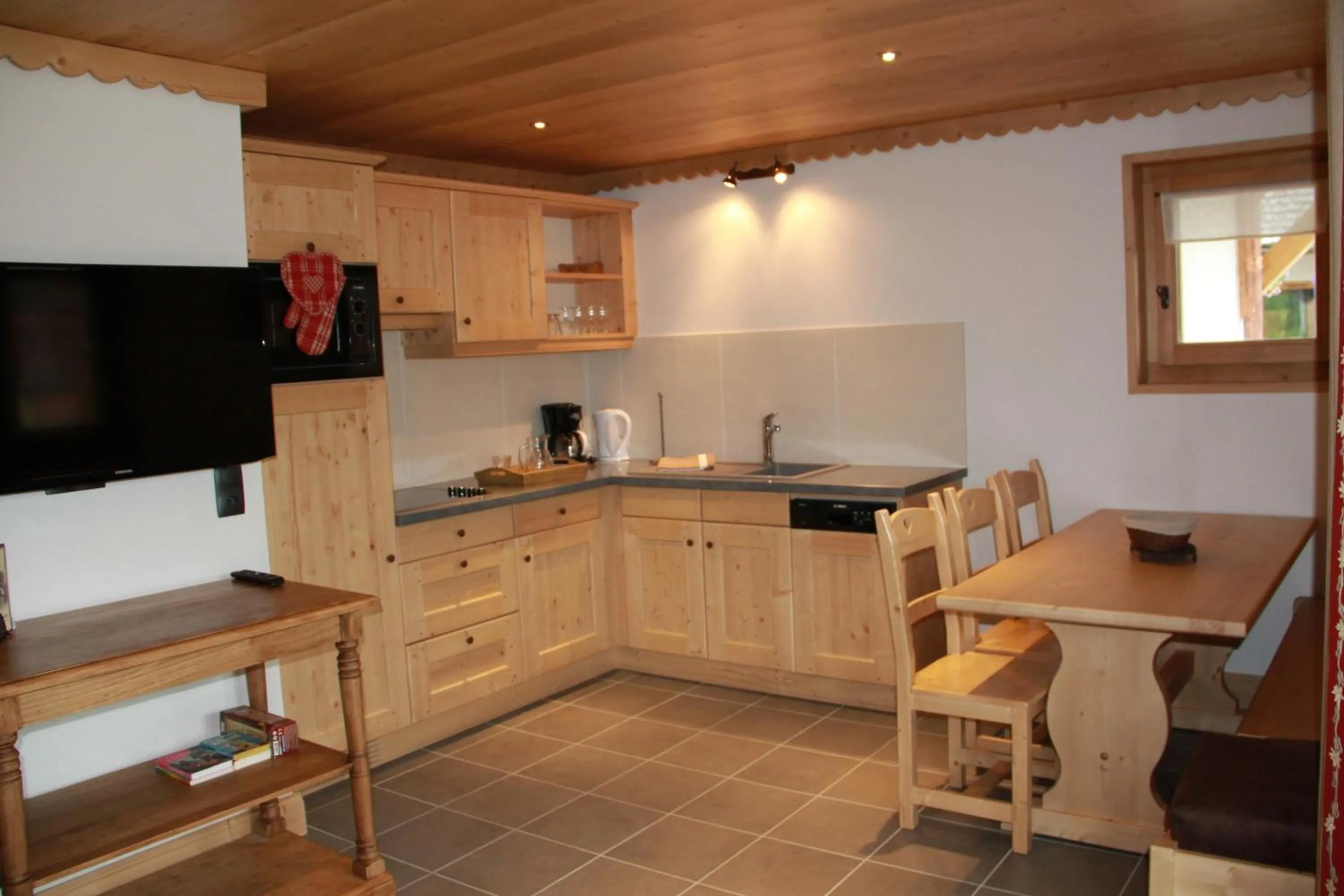 Kitchen or kitchenette in Les Chalets de La Griyotire