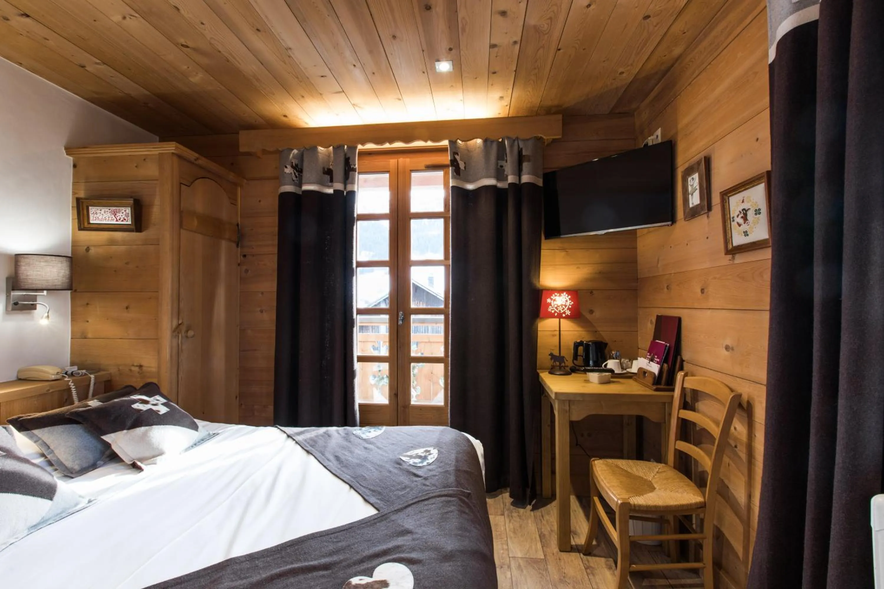 Photo of the whole room, Bed in Les Chalets de La Griyotire