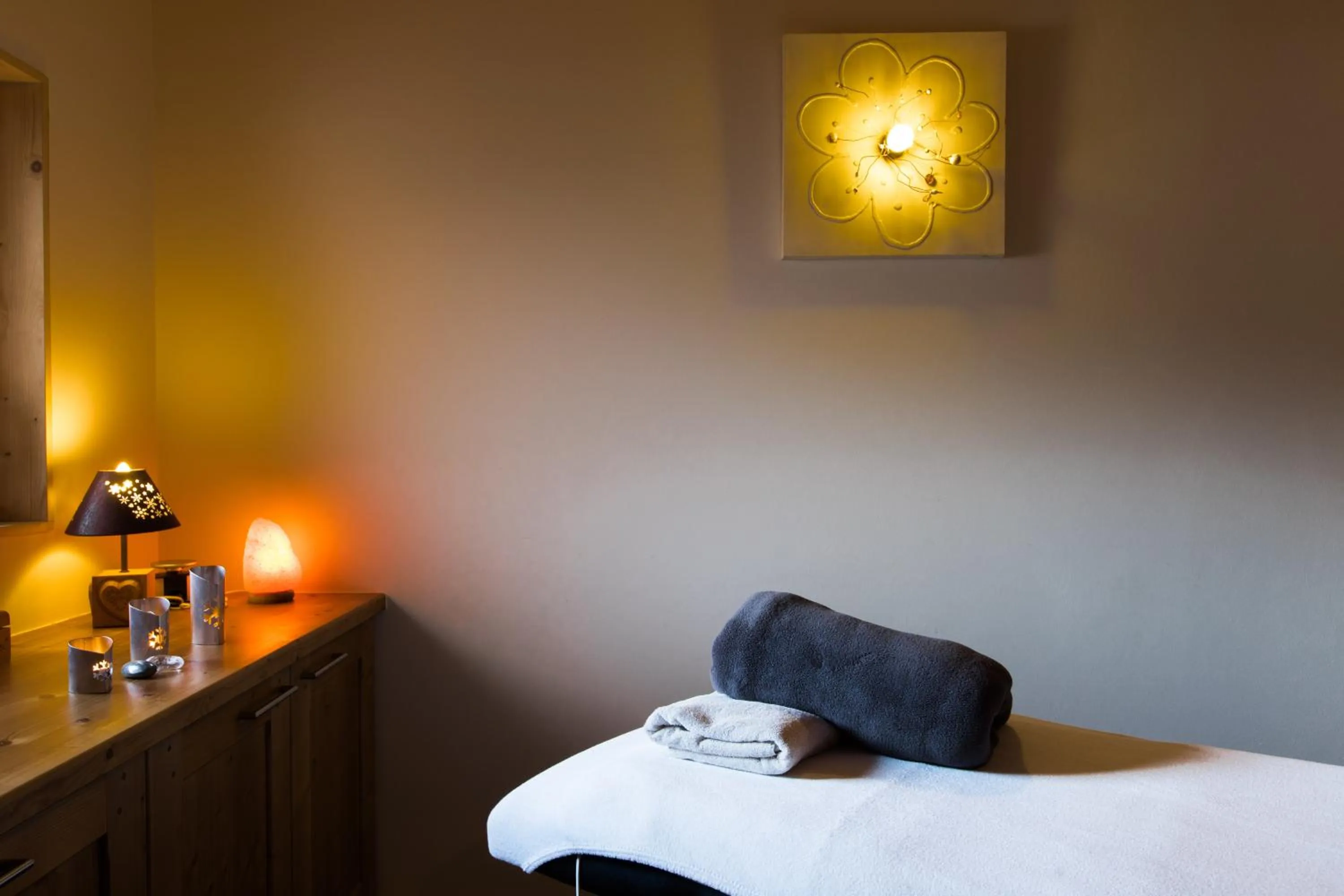 Massage, Bed in Les Chalets de La Griyotire