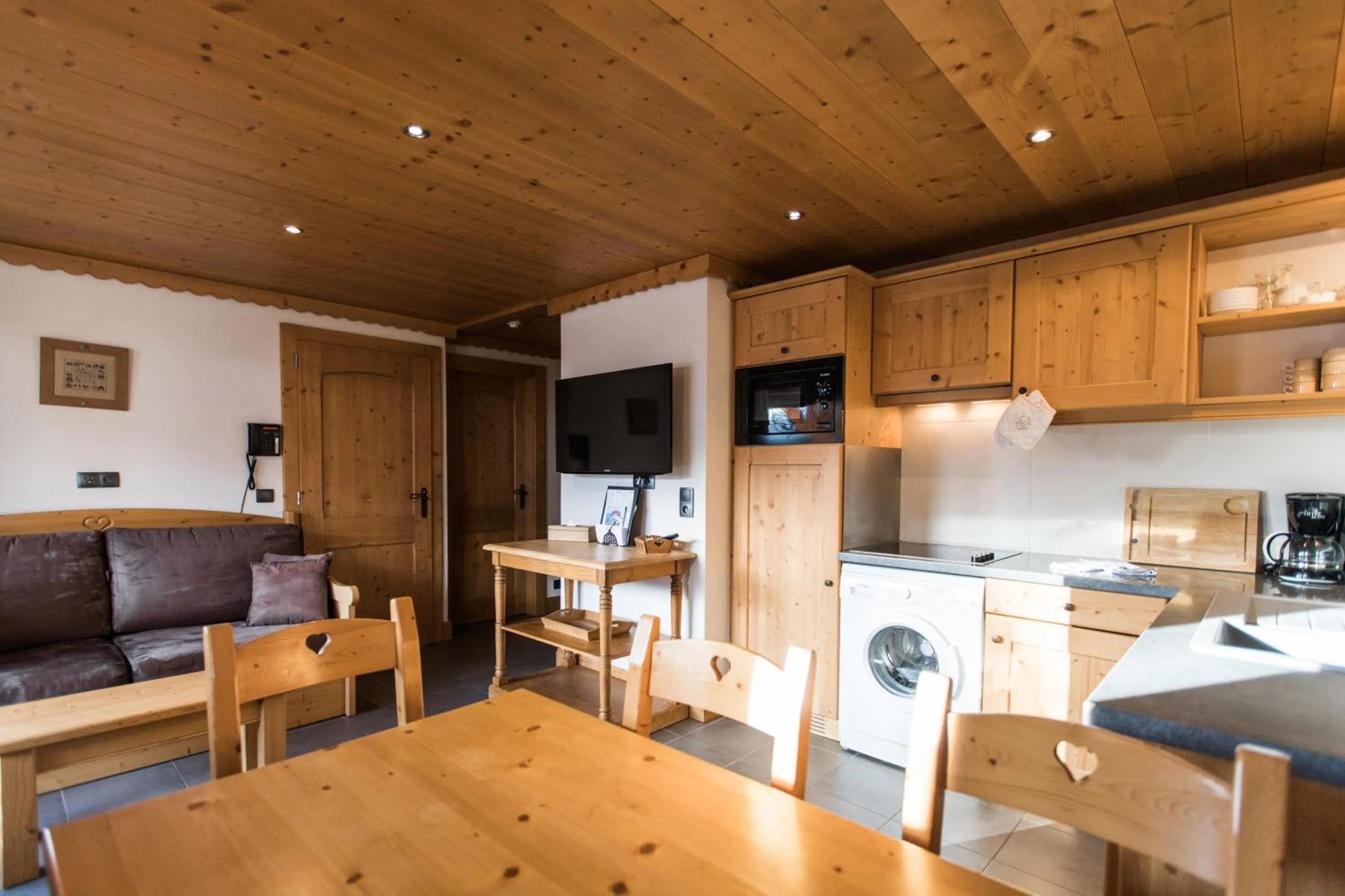 Kitchen or kitchenette in Les Chalets de La Griyotire