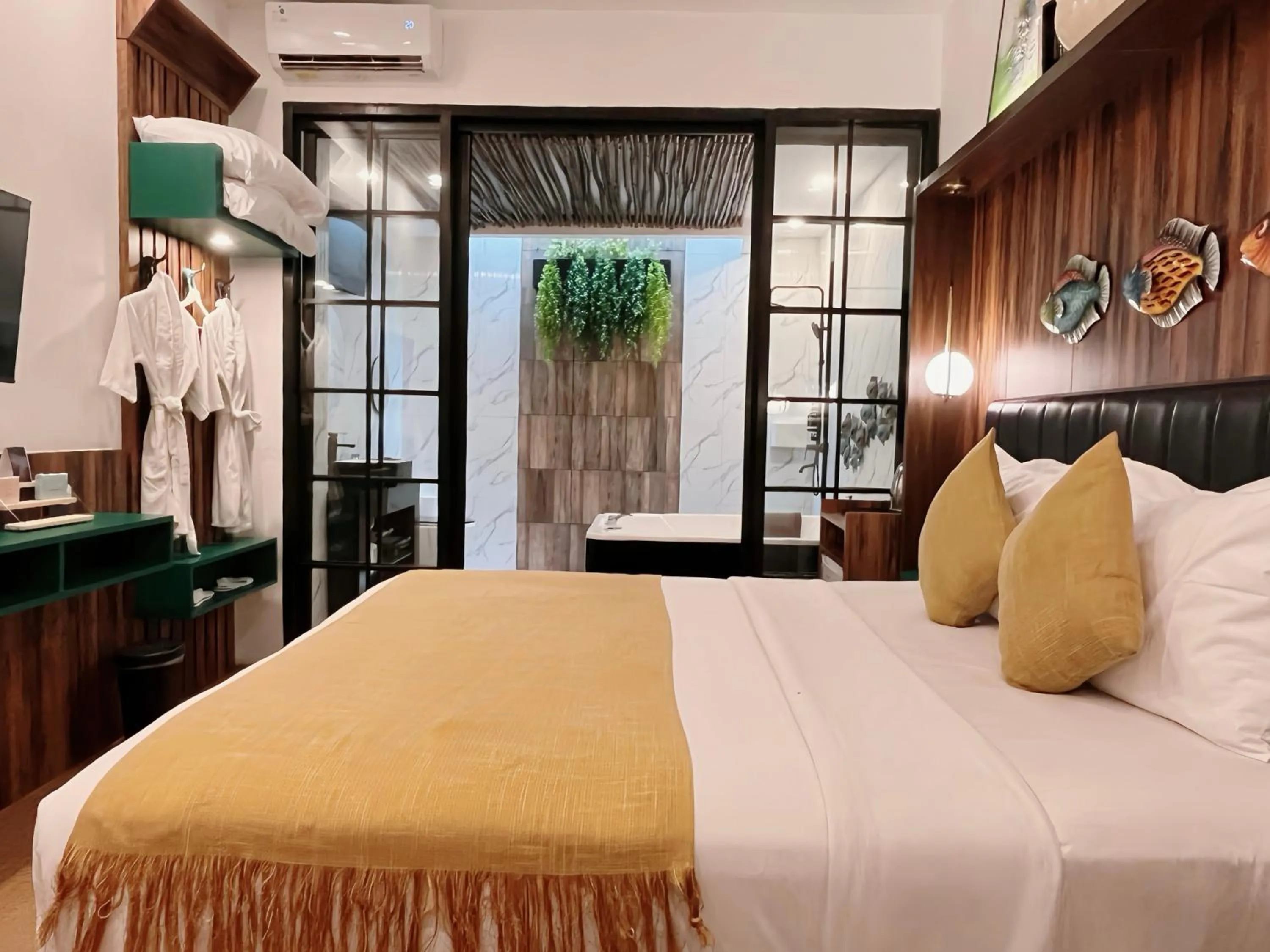 Living room, Bed in Oak Tree Urban Hotel Jakarta