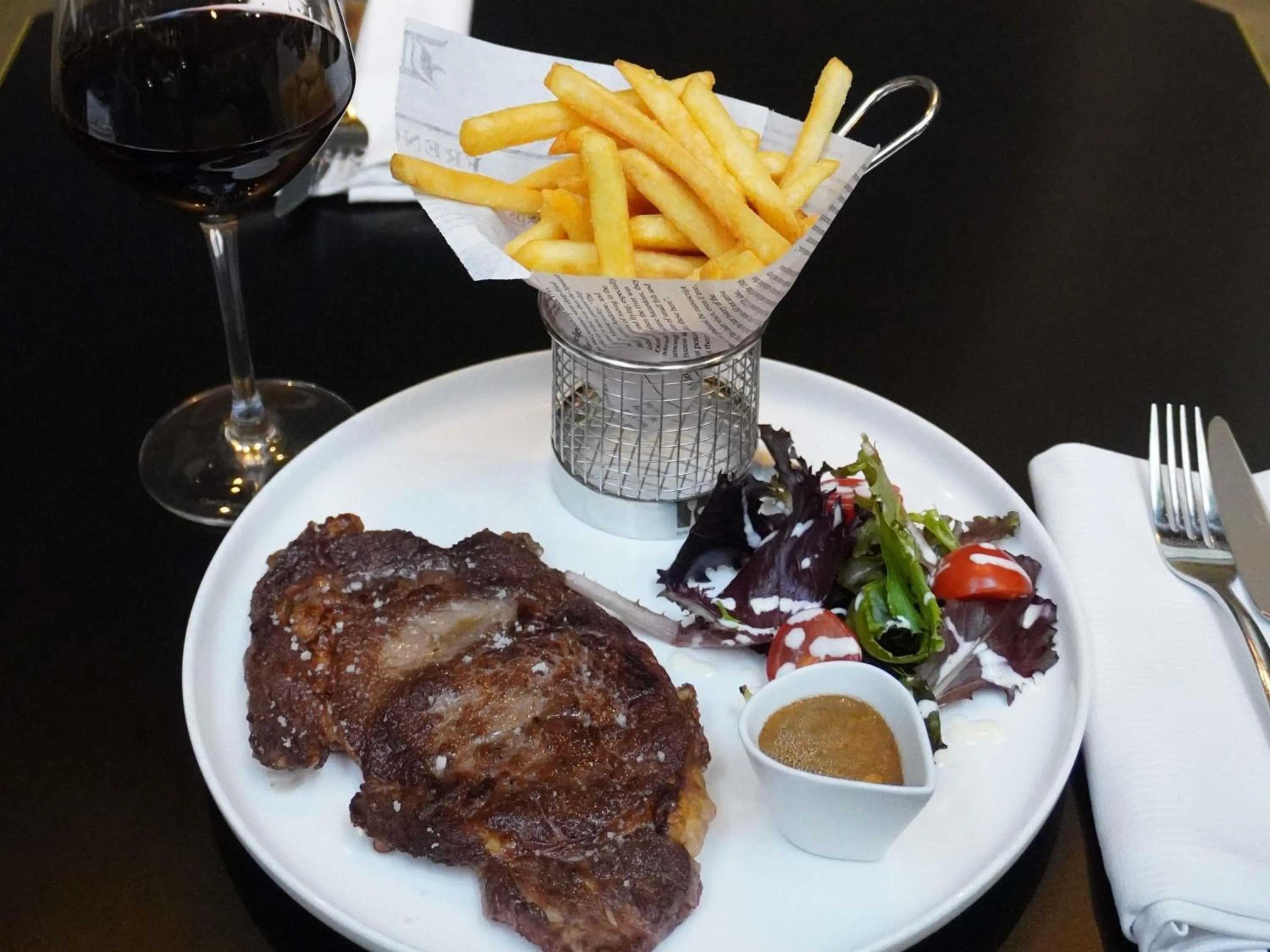 Restaurant/places to eat in Nest Hotel Paris la Défense - MGallery Collection