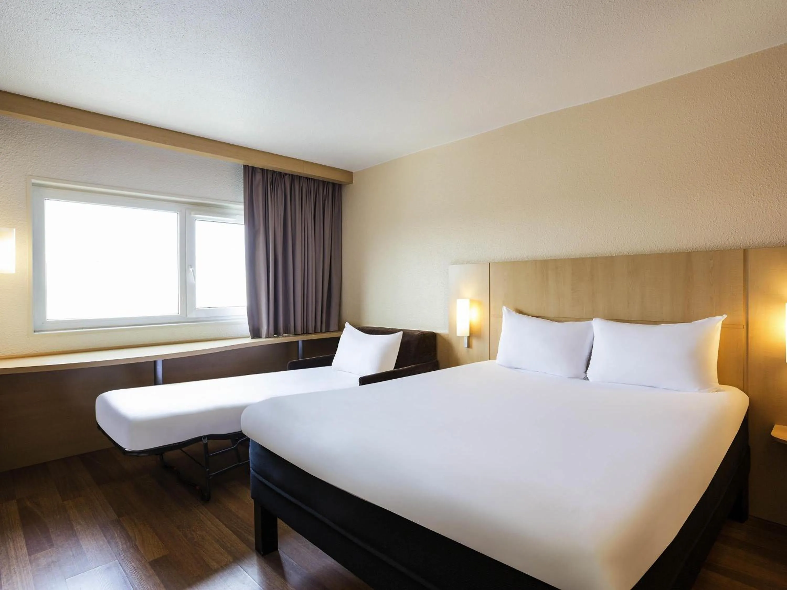 Bedroom, Bed in ibis Bordeaux Lac