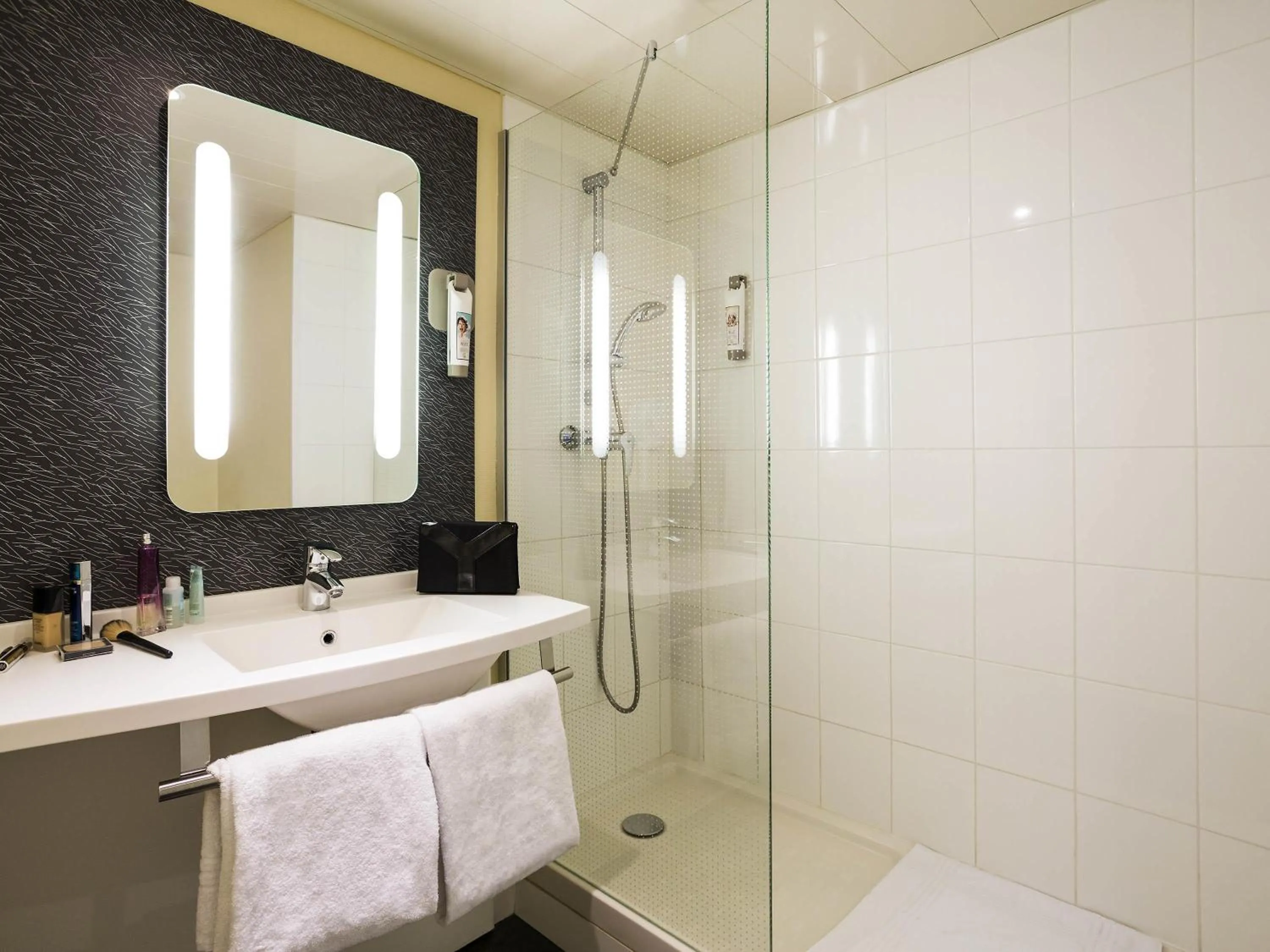 Bedroom in ibis Bordeaux Lac