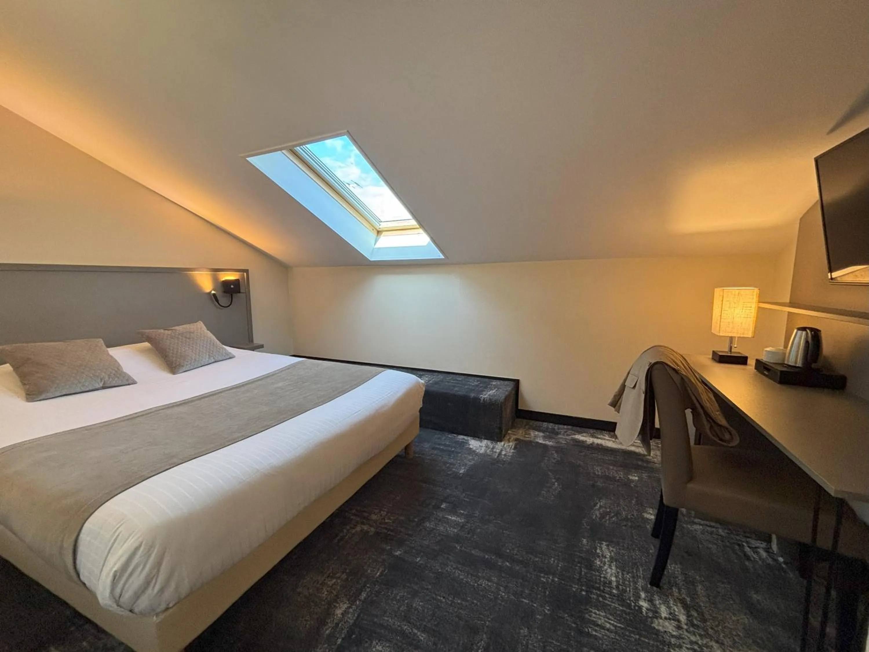 Bed in Hôtel Le Valois, Cognac Centre