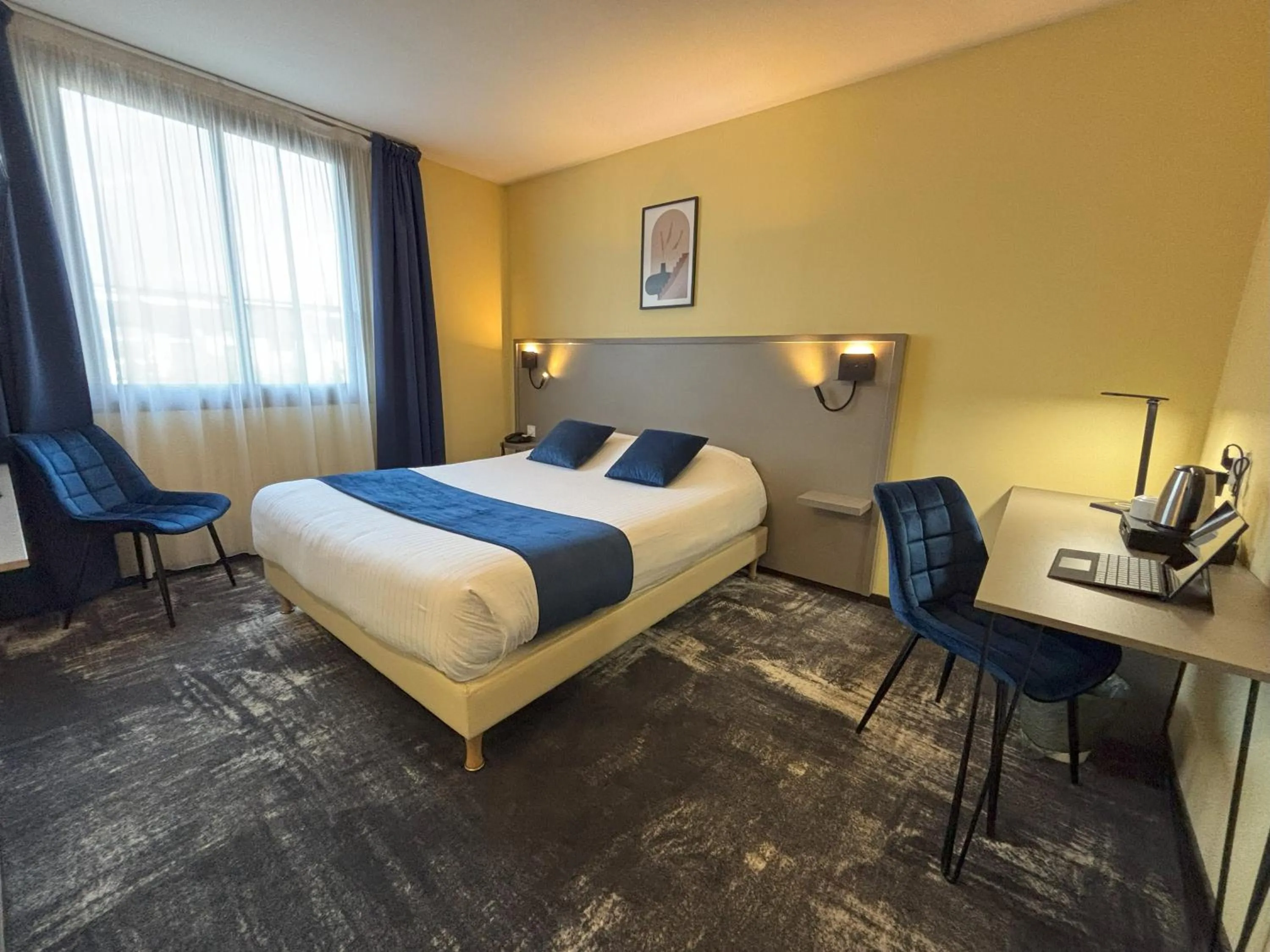 Bed in Hôtel Le Valois, Cognac Centre