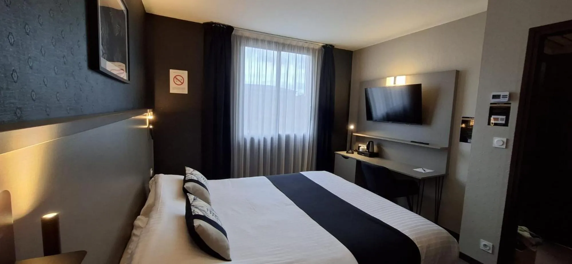 Bedroom, Bed in Hôtel Le Valois, Cognac Centre