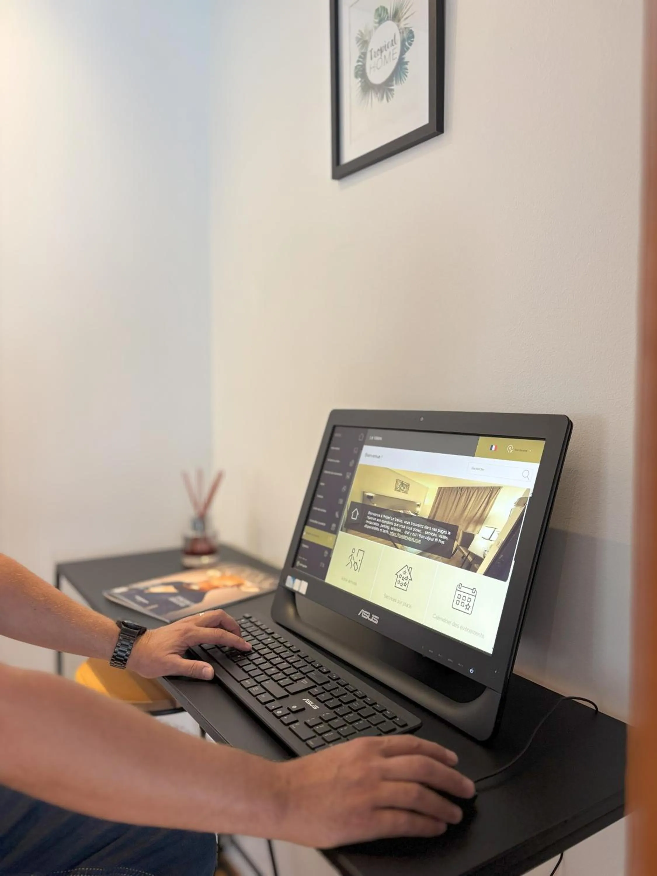 Seating area in Hôtel Le Valois, Cognac Centre