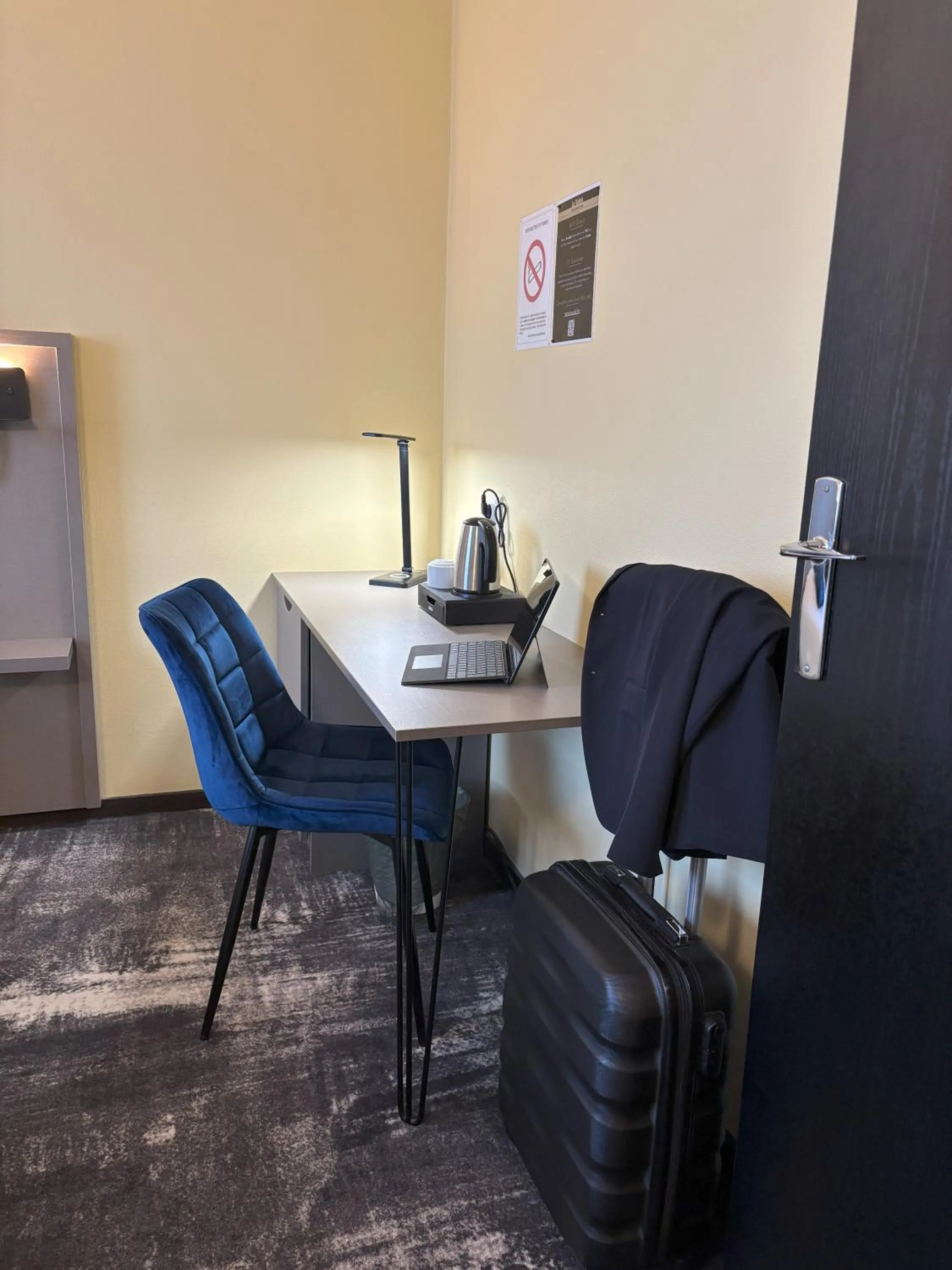 Seating area in Hôtel Le Valois, Cognac Centre