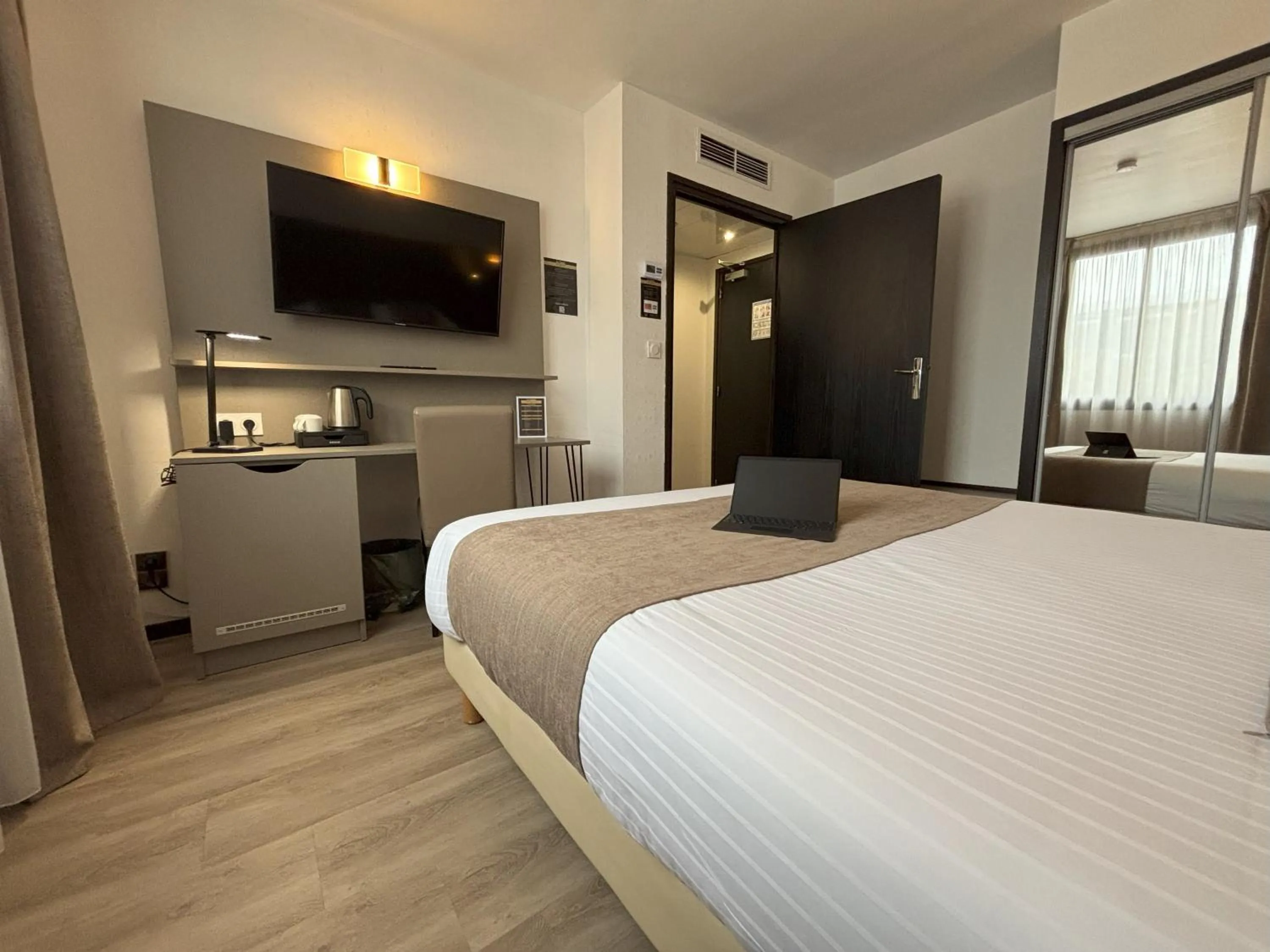 Bed in Hôtel Le Valois, Cognac Centre