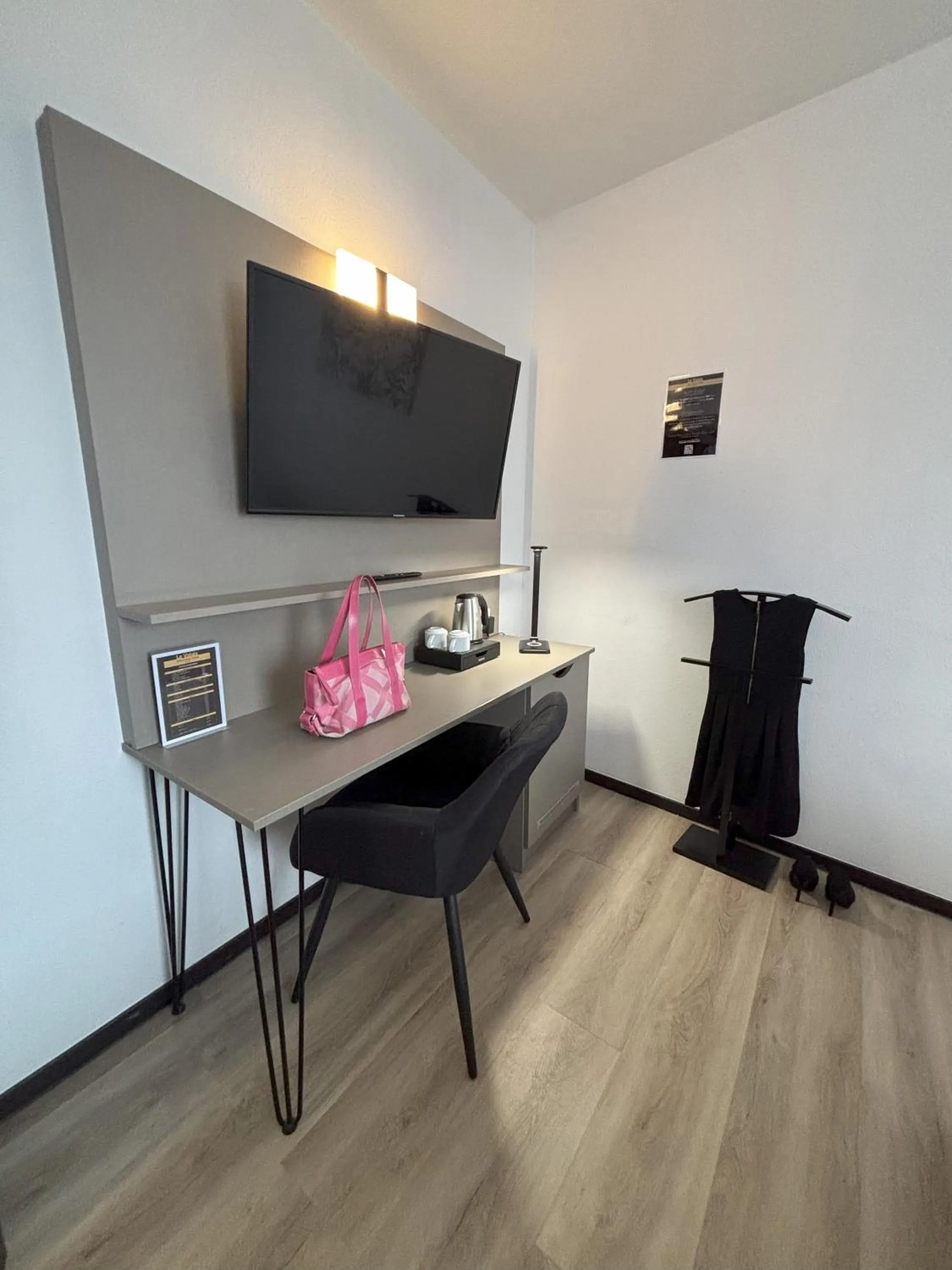 TV and multimedia in Hôtel Le Valois, Cognac Centre