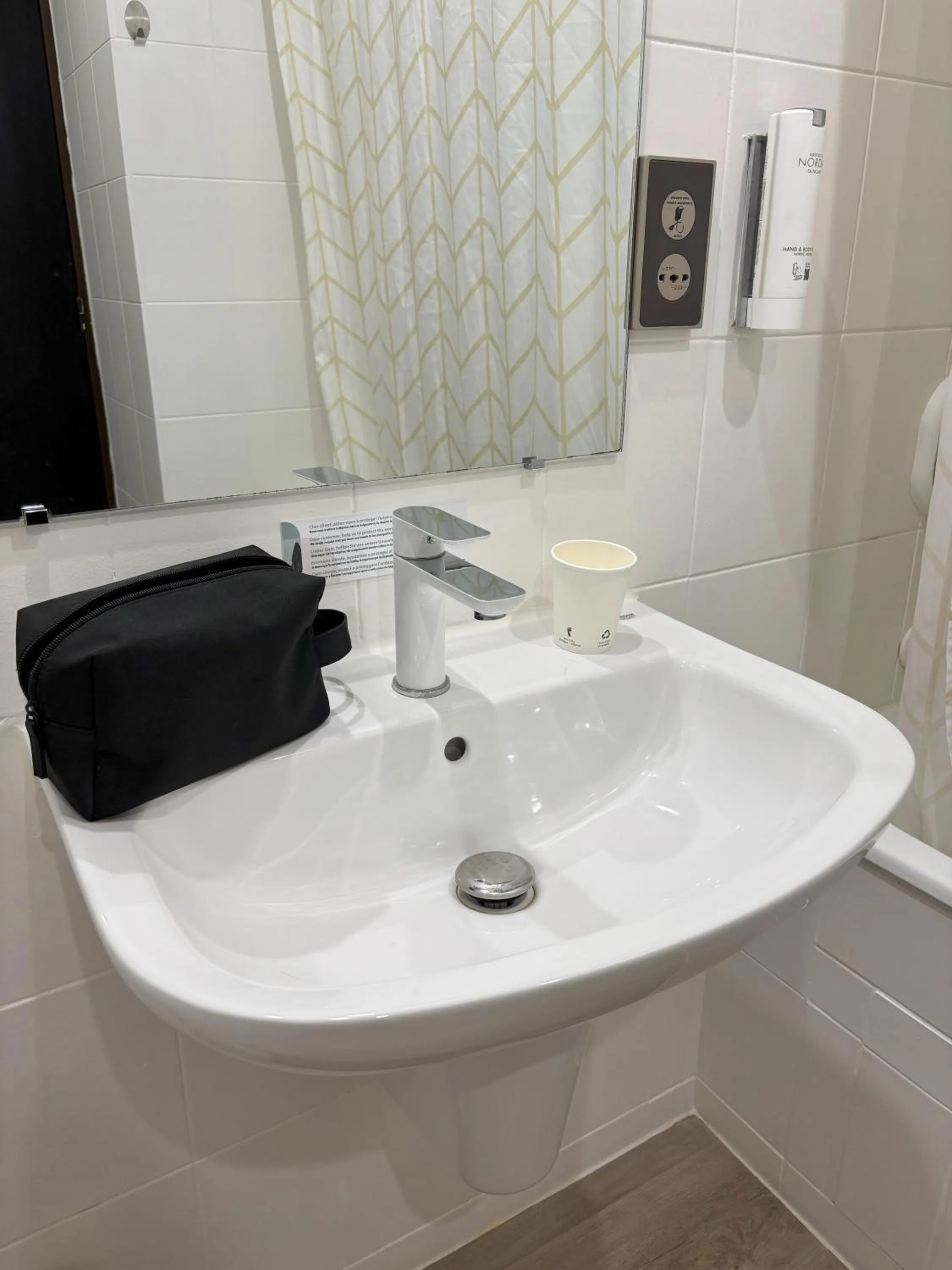 Bathroom in Hôtel Le Valois, Cognac Centre