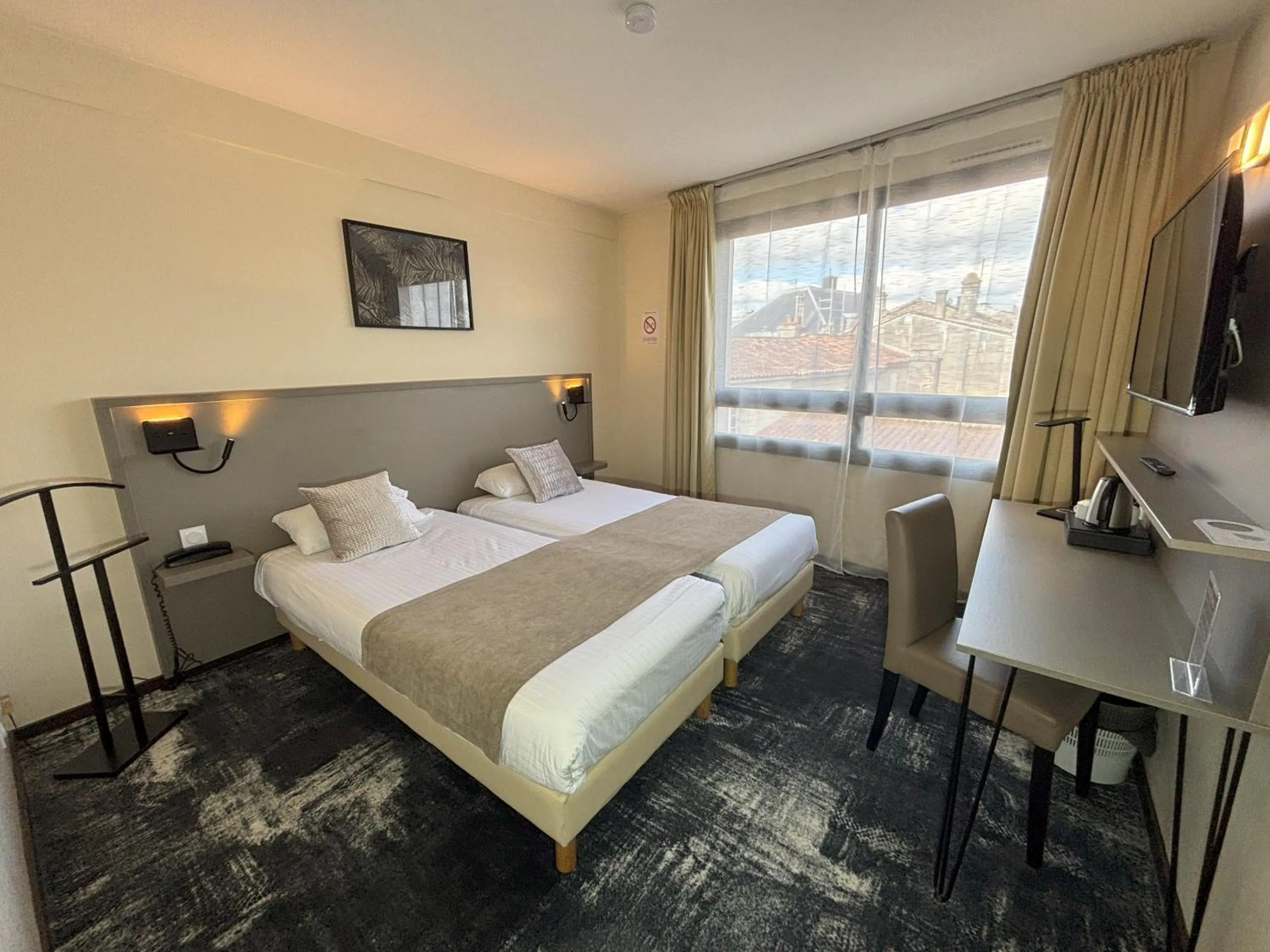 Bedroom, Bed in Hôtel Le Valois, Cognac Centre