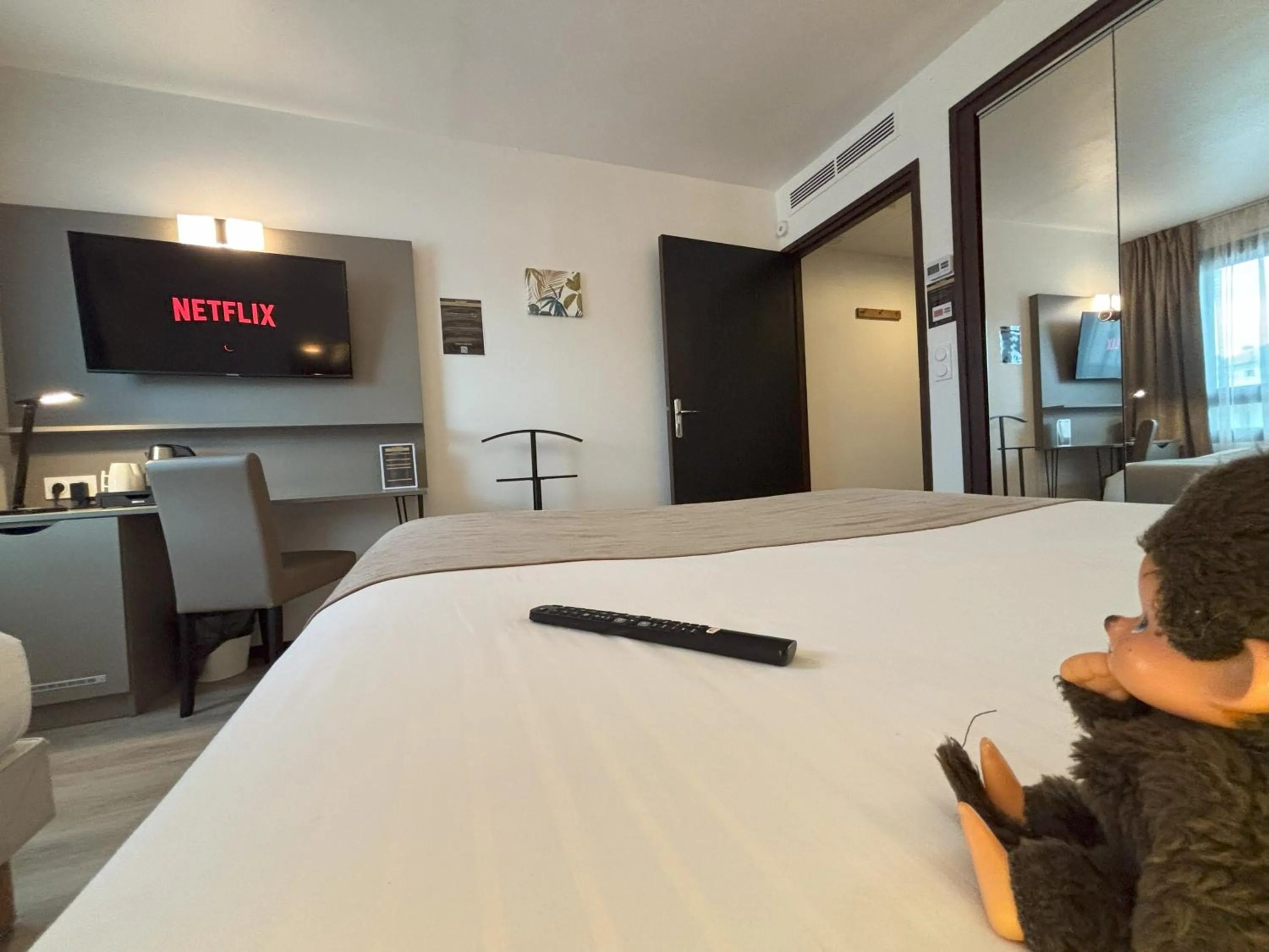 TV and multimedia, Bed in Hôtel Le Valois, Cognac Centre