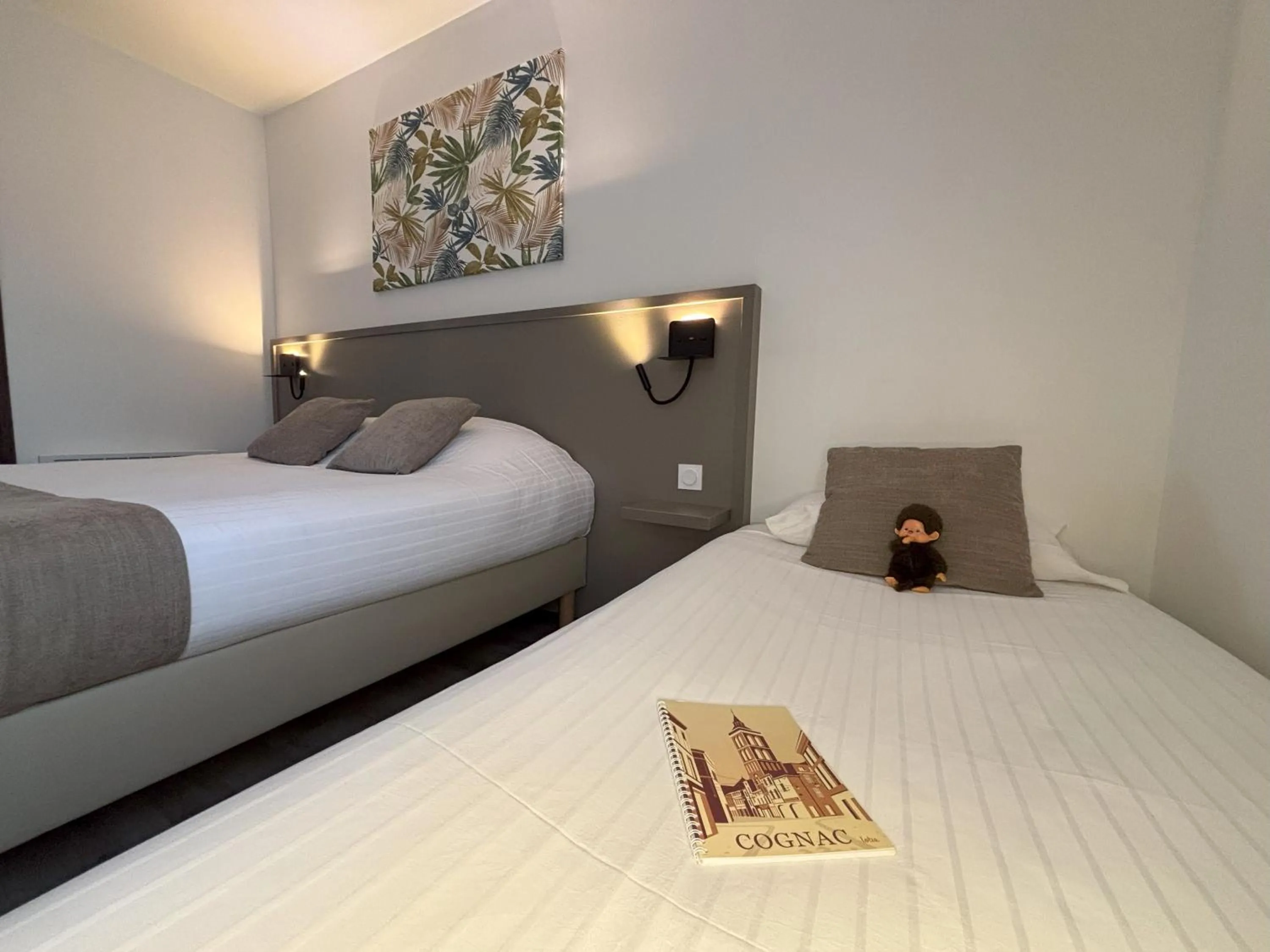 Bedroom, Bed in Hôtel Le Valois, Cognac Centre