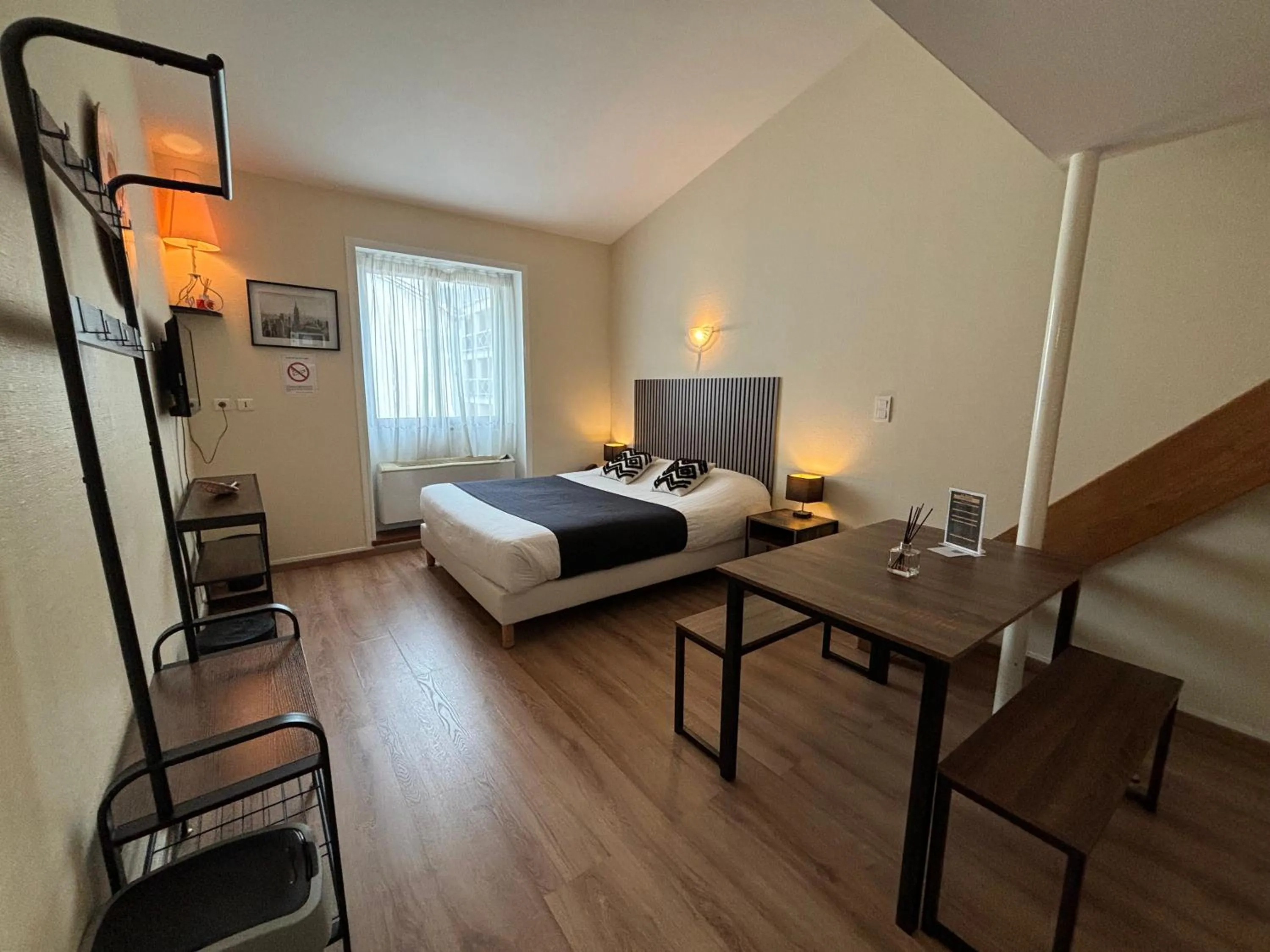 Bed in Hôtel Le Valois, Cognac Centre