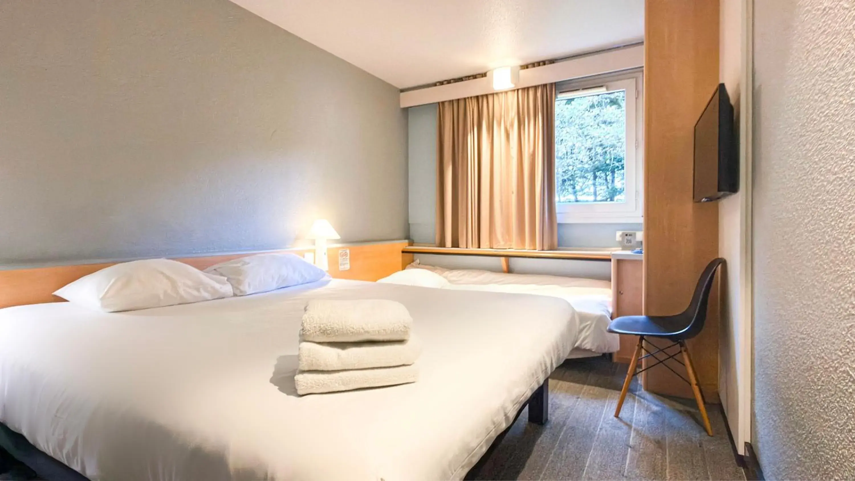 Standard Room with 1 Double and 1 Single Bed in ibis Rennes Cesson Standard Room with 1 Double and 1 Single Bed in ibis Rennes Cesson