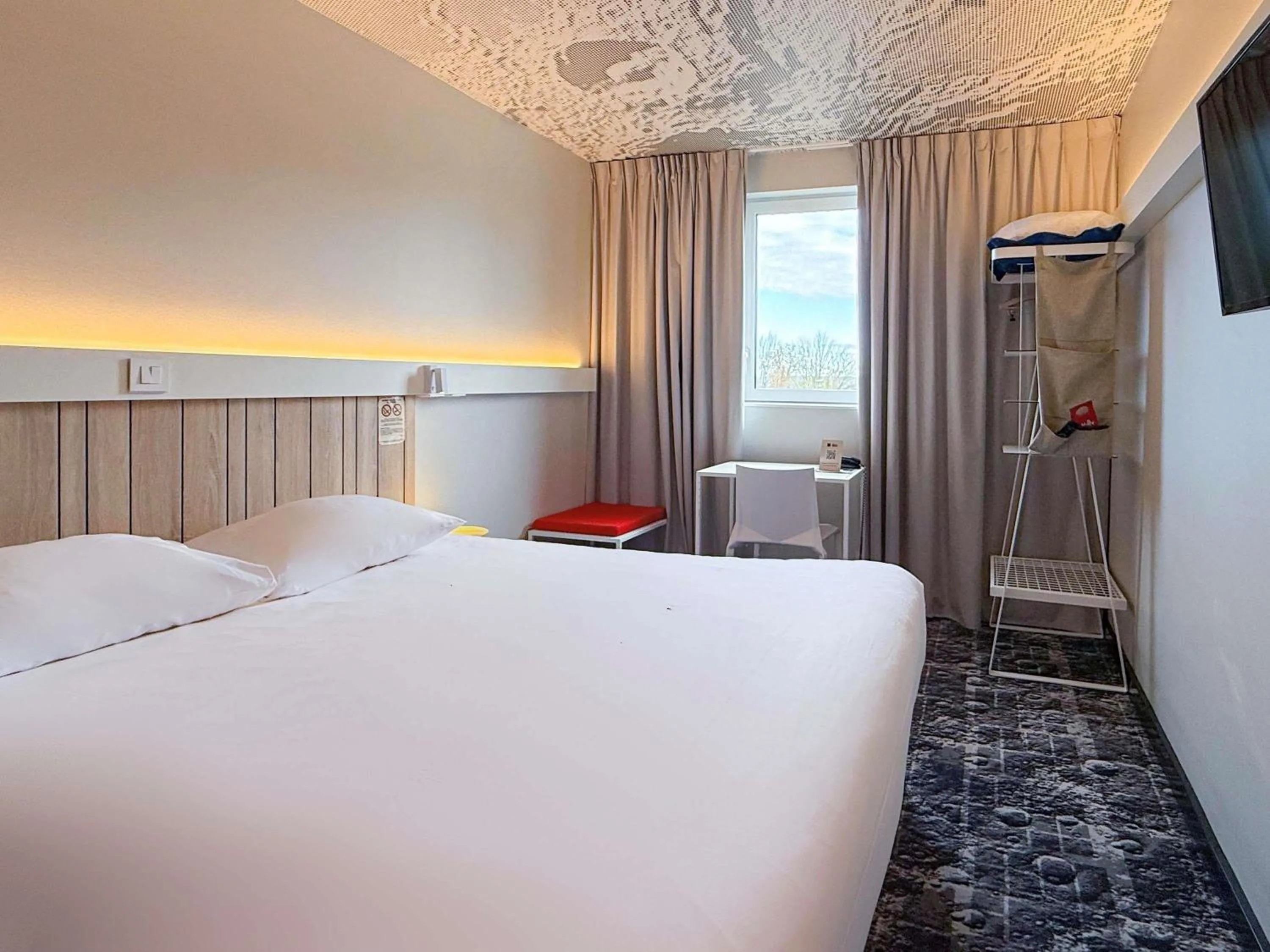 Bedroom, Bed in ibis Rennes Cesson