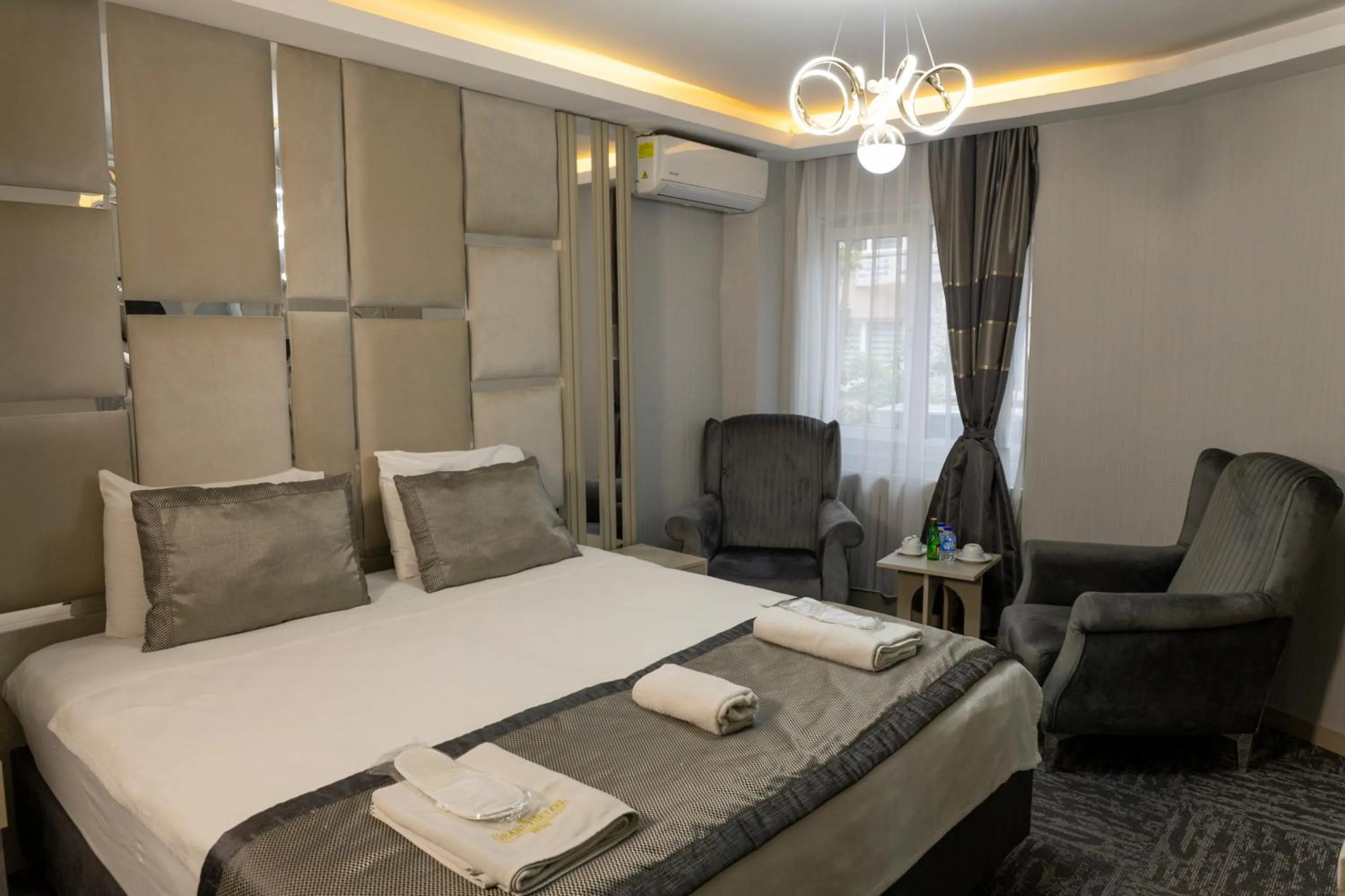 Photo of the whole room, Bed in Grand Heykel Hotel