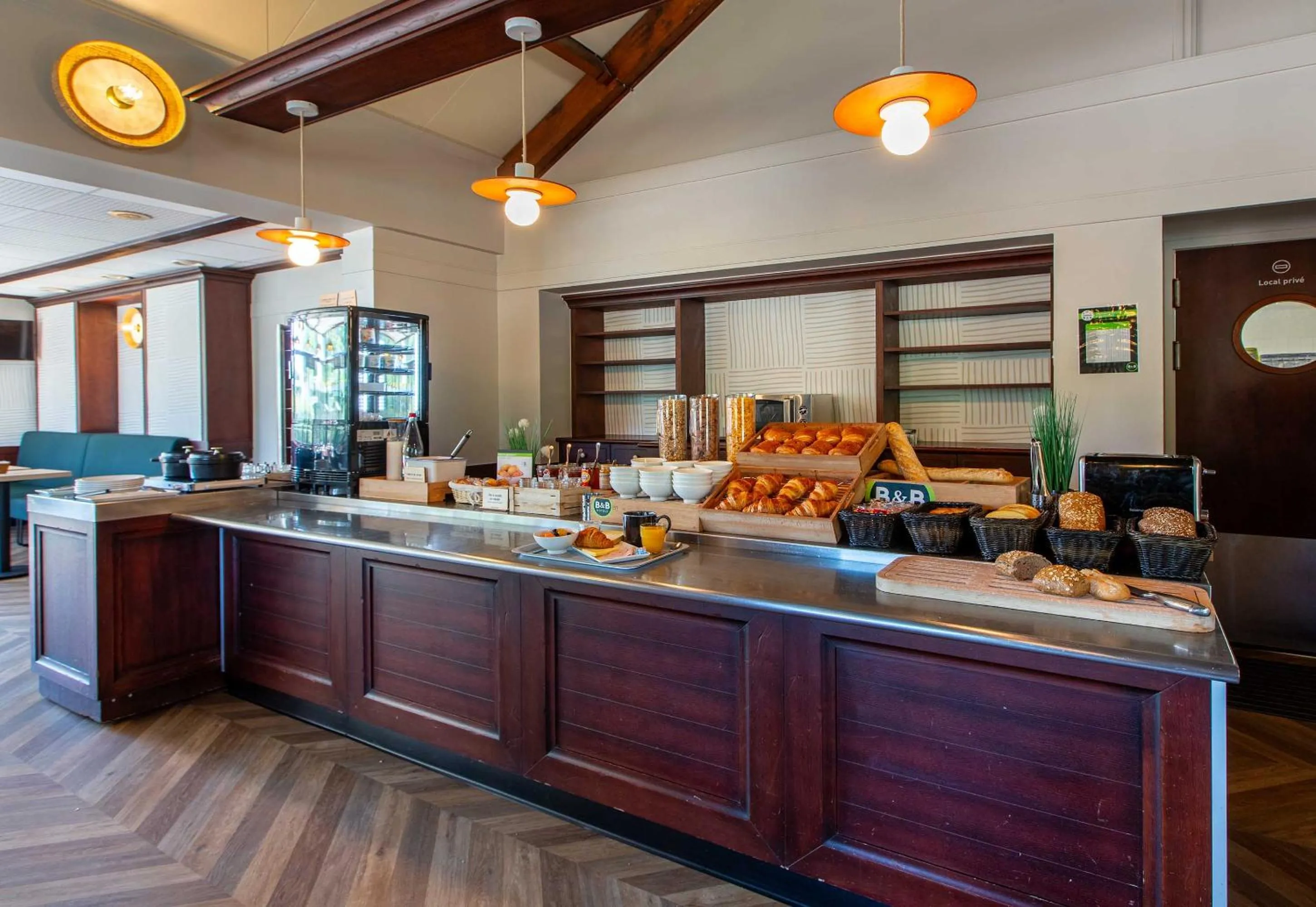 Buffet breakfast in B&B HOTEL Blois Nord Vallée Maillard