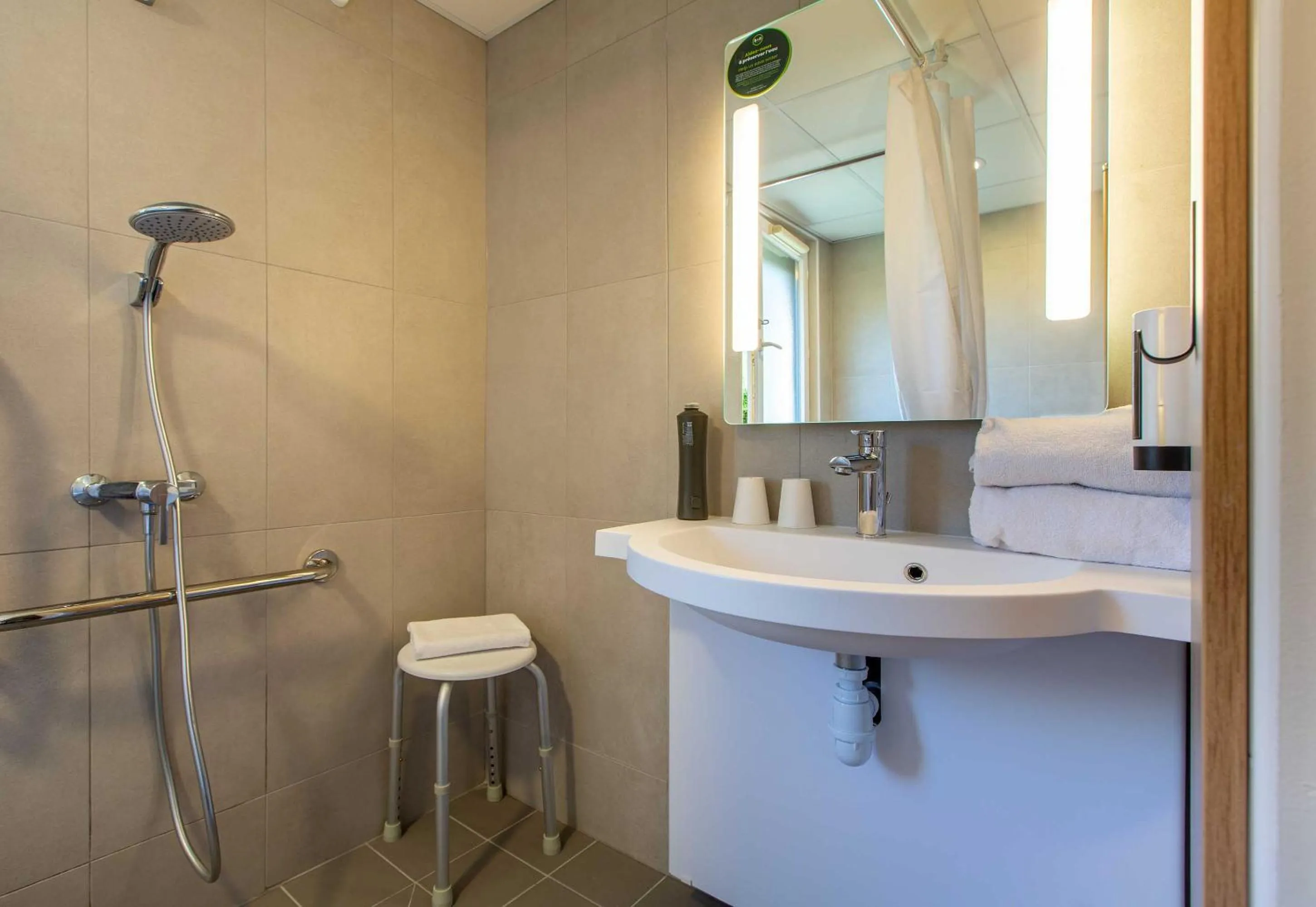 Bathroom in B&B HOTEL Blois Nord Vallée Maillard