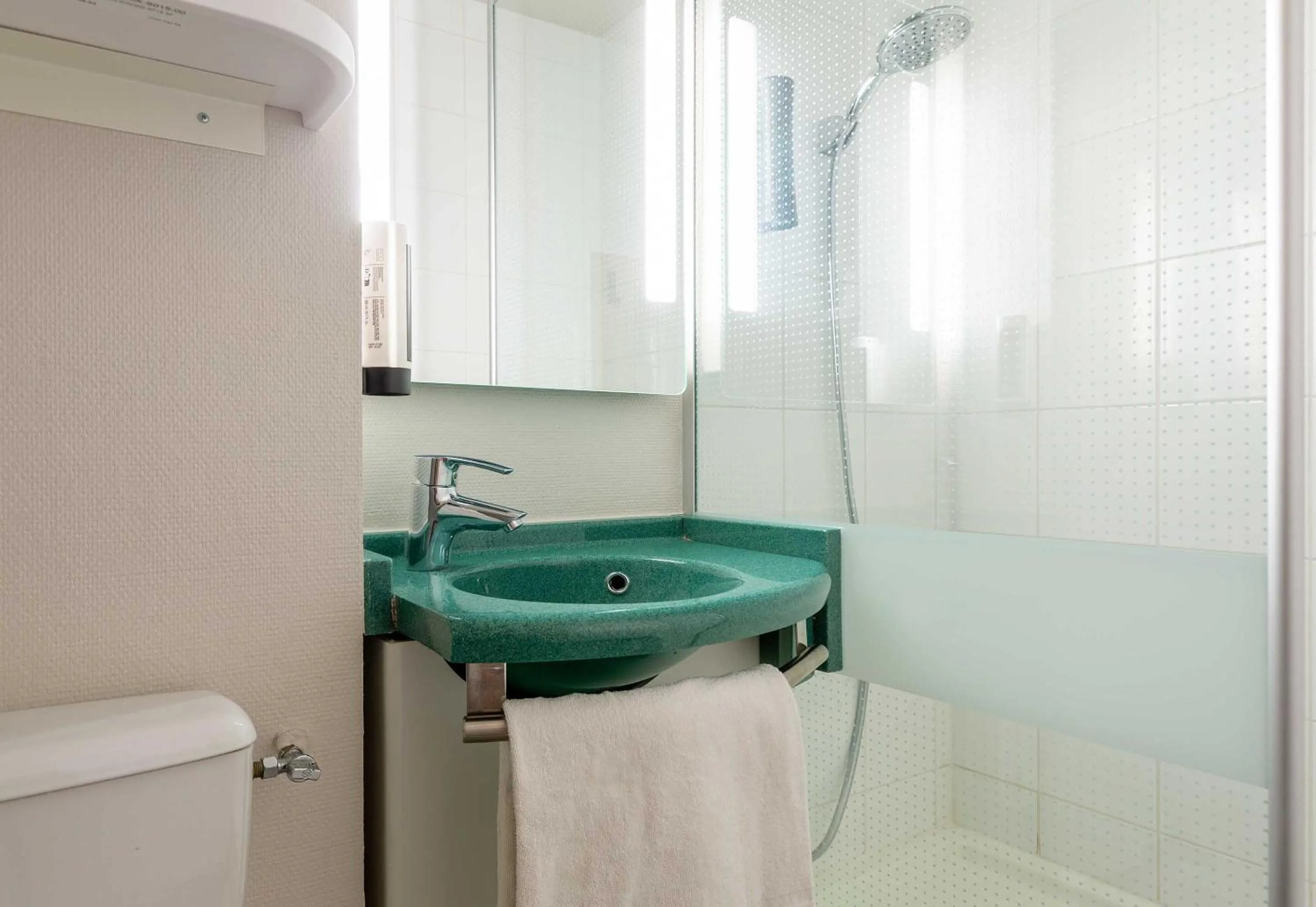 Bathroom in B&B HOTEL Blois Nord Vallée Maillard