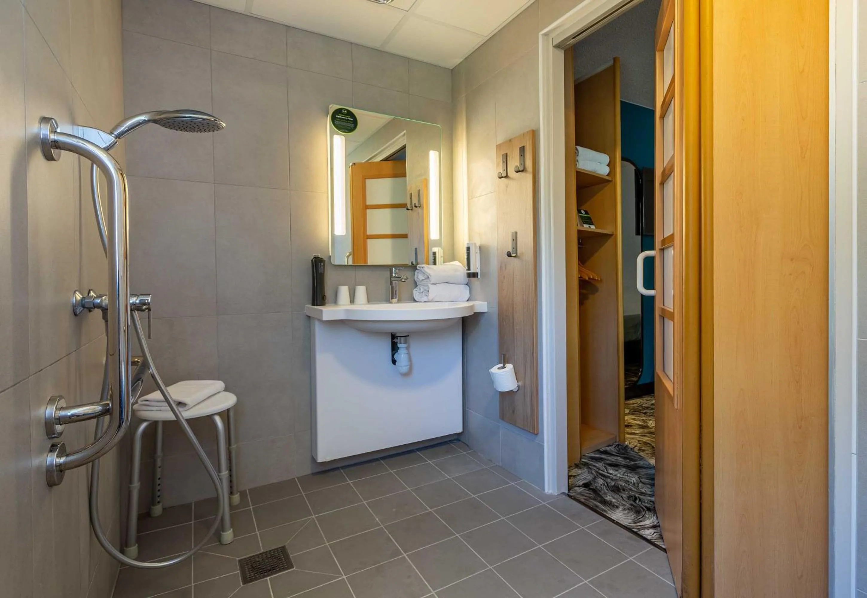 Bathroom in B&B HOTEL Blois Nord Vallée Maillard