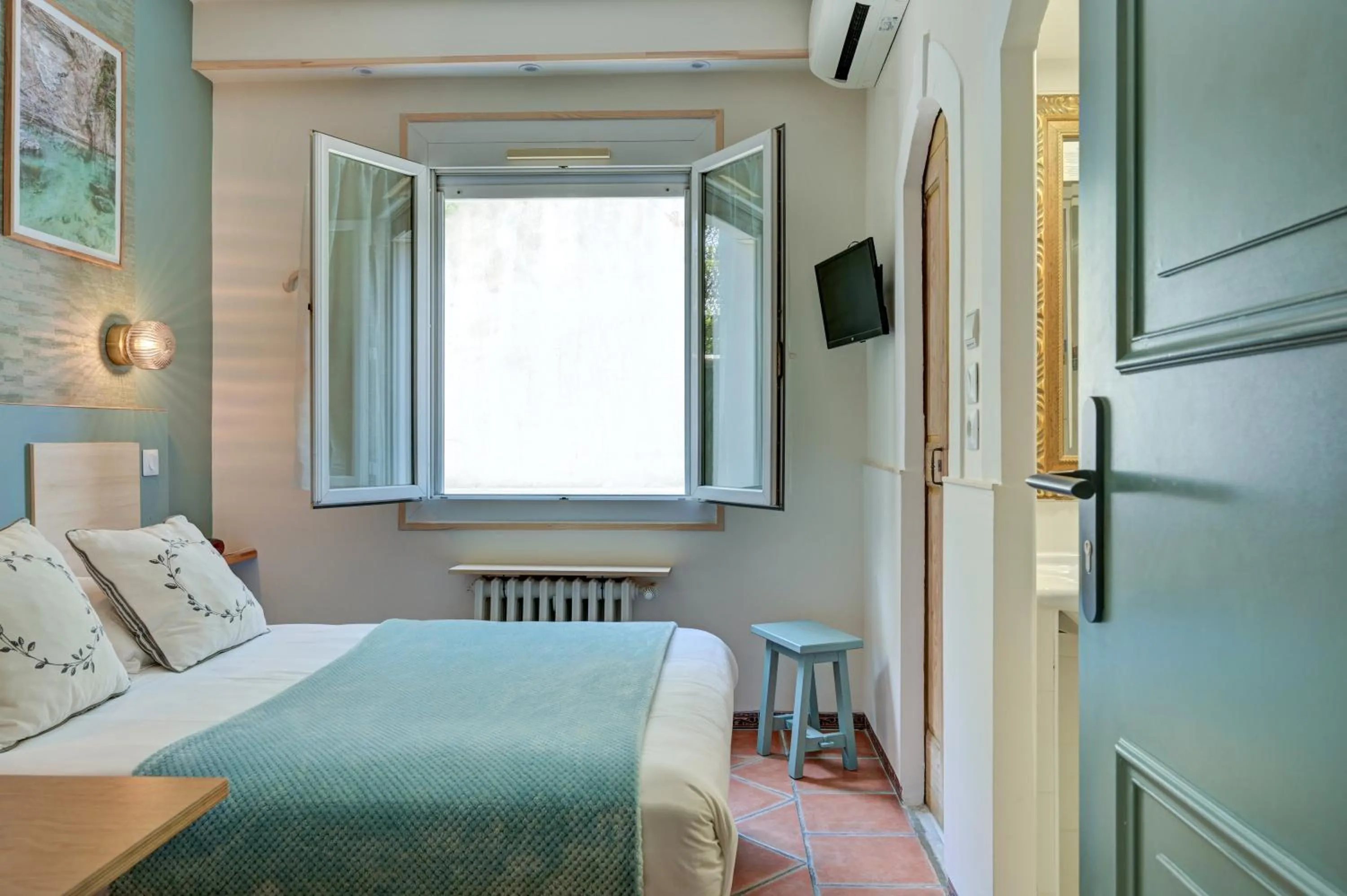 Bed in The Originals Boutique, Clair Hôtel, Martigues