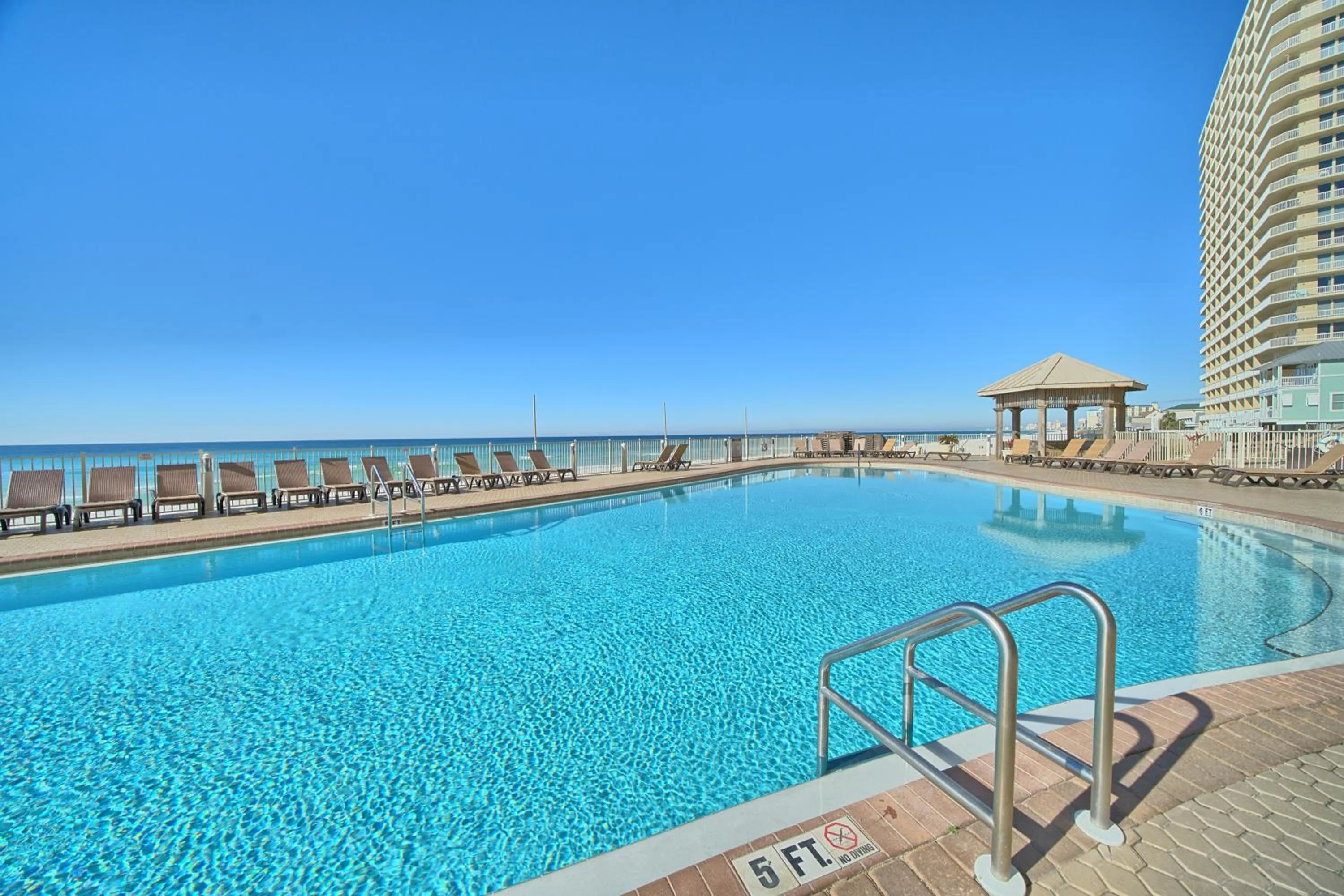 Swimming pool in Treasure Island 0209