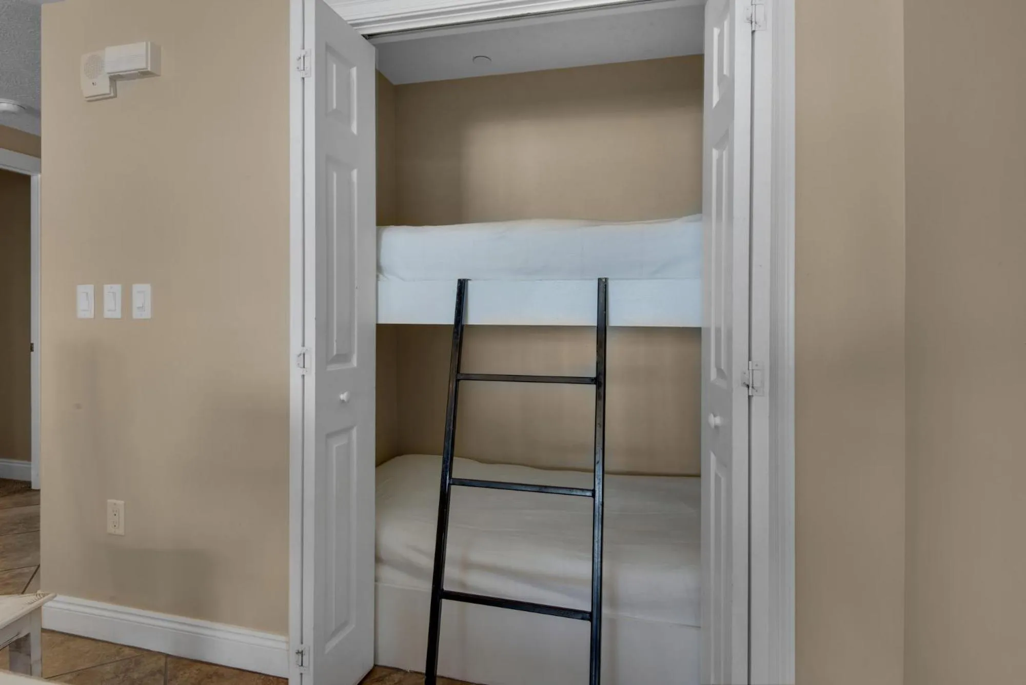 Bed in Treasure Island 0209