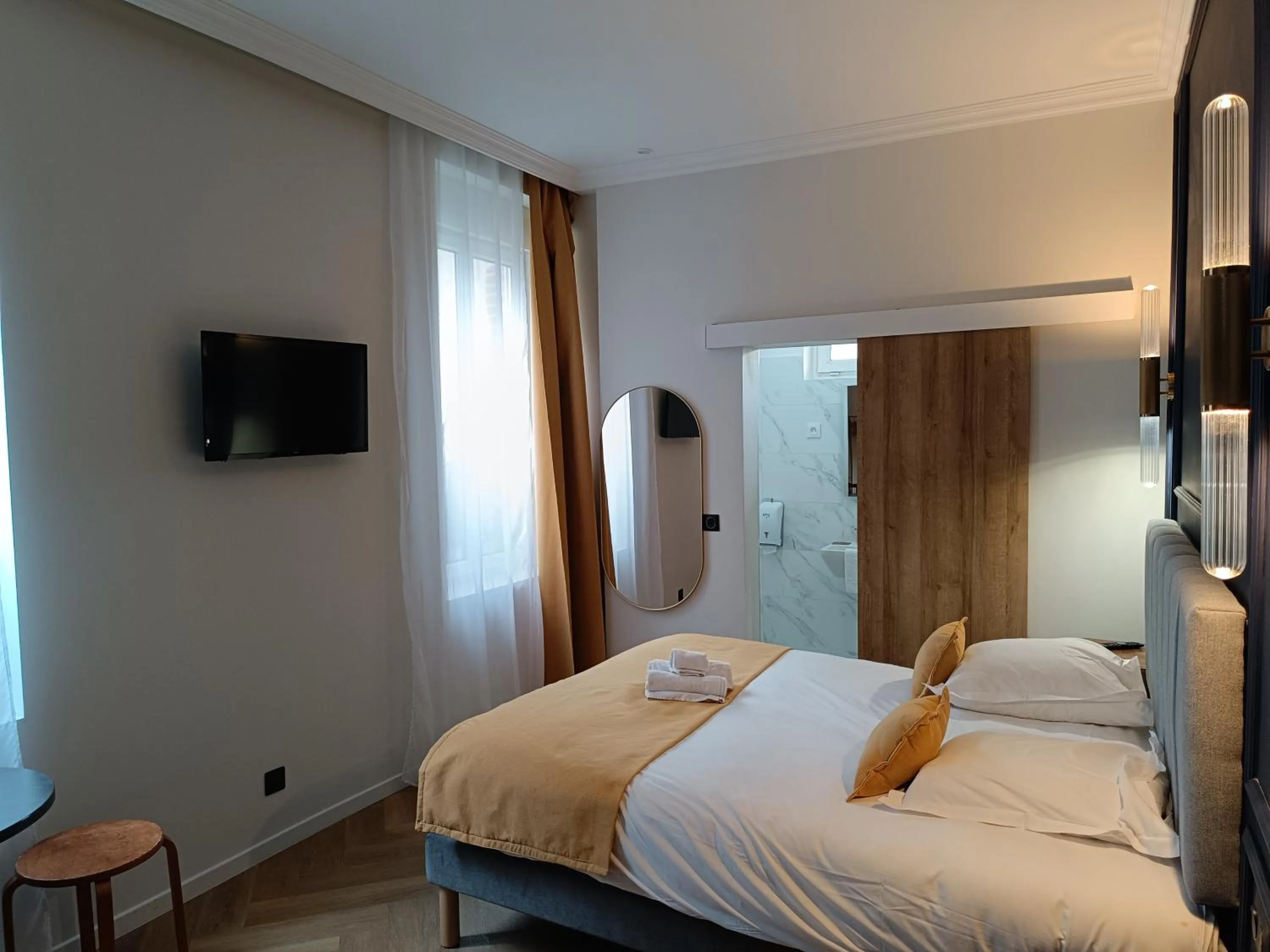 Bed in The Originals Boutique, Hôtel d'Angleterre, Fécamp