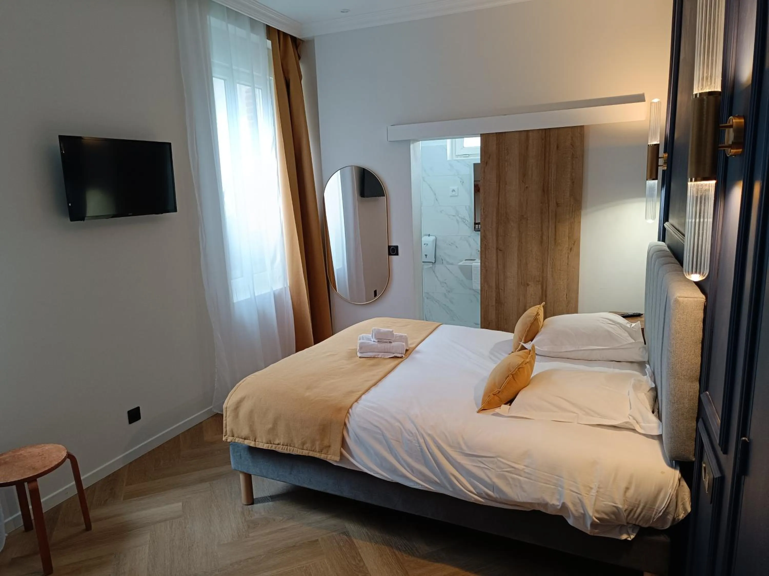 Bed in The Originals Boutique, Hôtel d'Angleterre, Fécamp