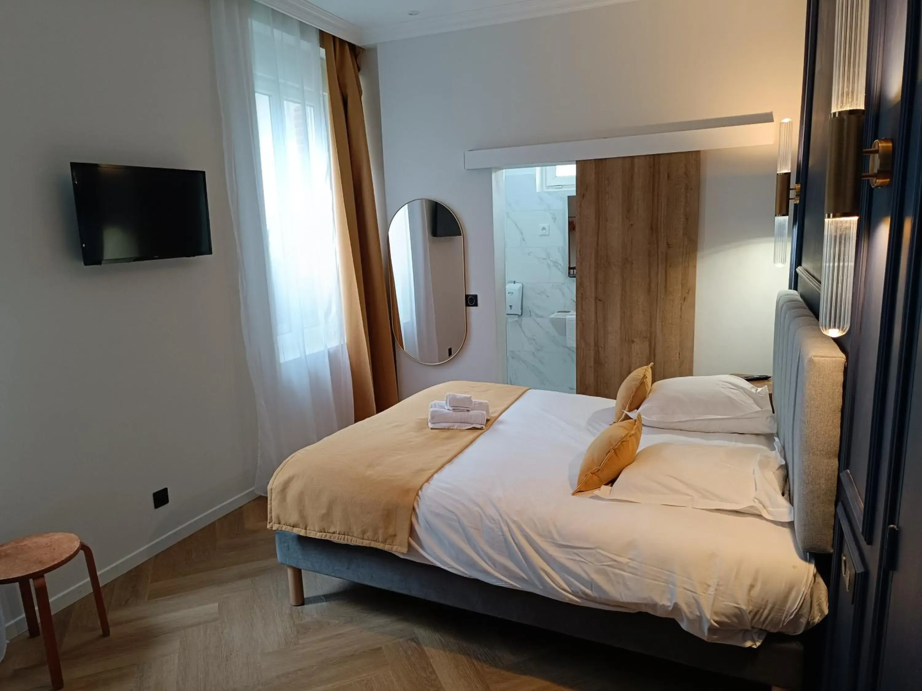 Superior Double Room in The Originals Boutique, Hôtel d'Angleterre, Fécamp Superior Double Room in The Originals Boutique, Hôtel d'Angleterre, Fécamp