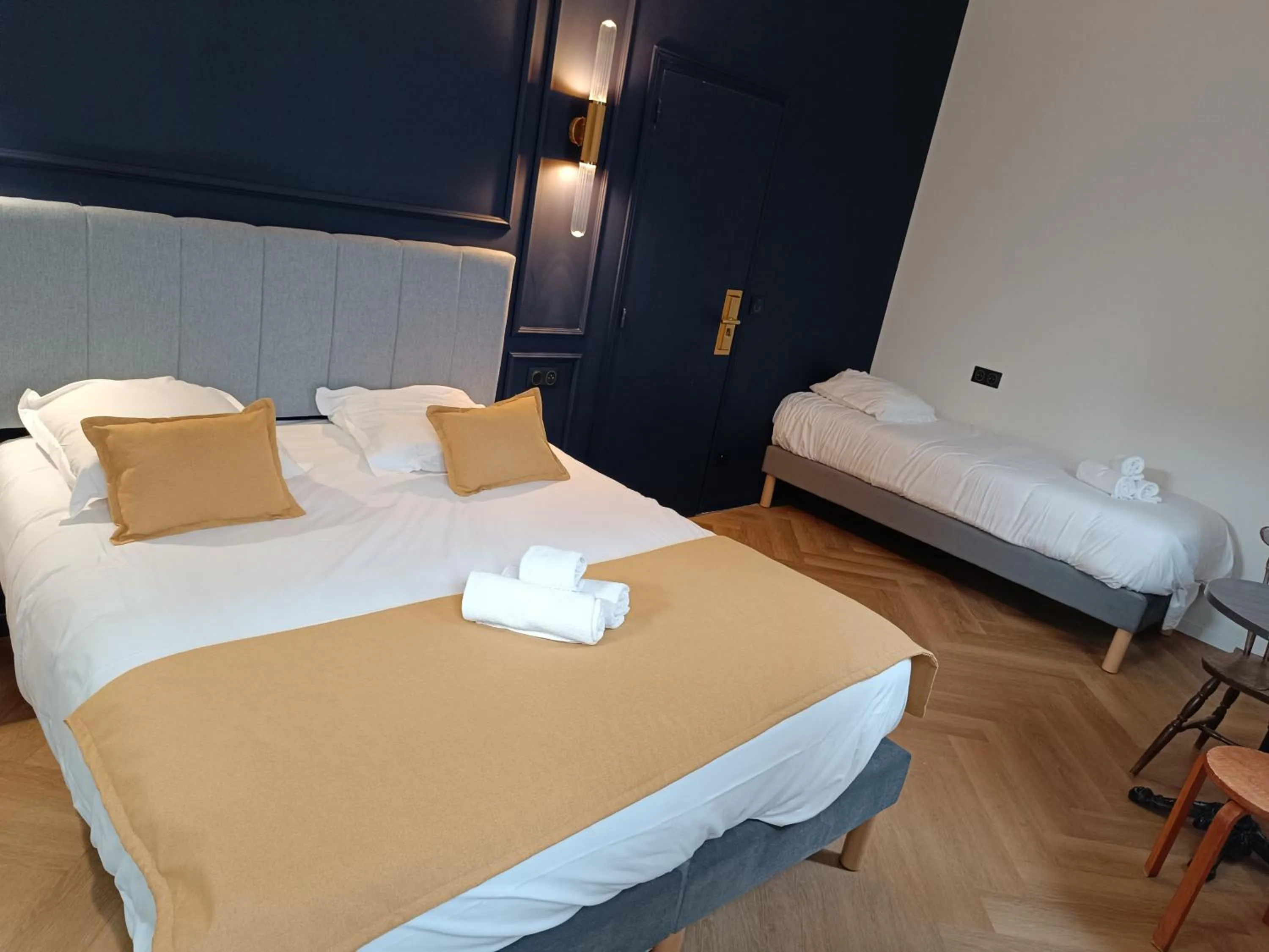 Bed in The Originals Boutique, Hôtel d'Angleterre, Fécamp