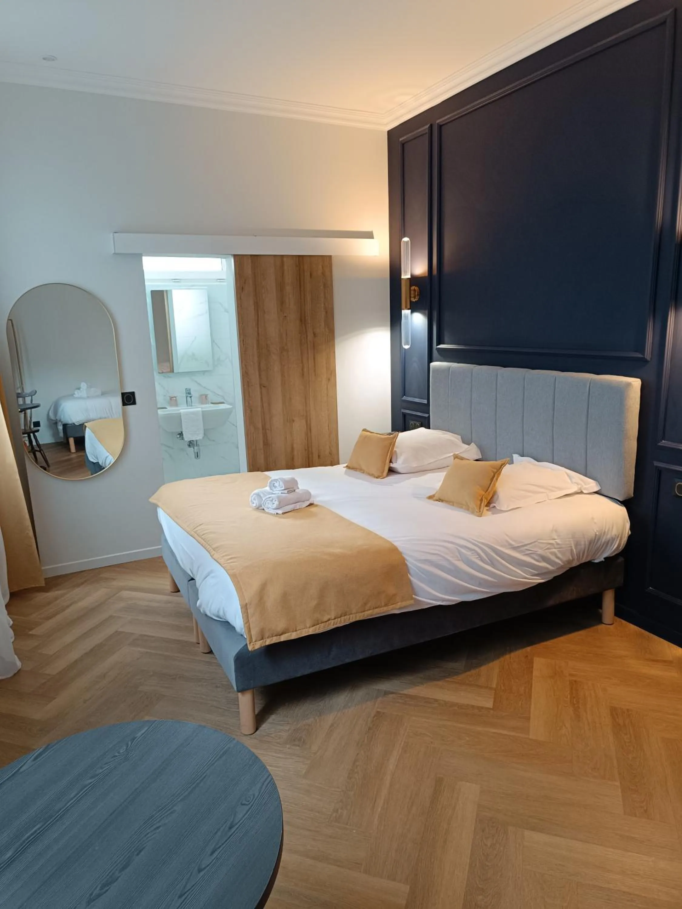 Bed in The Originals Boutique, Hôtel d'Angleterre, Fécamp