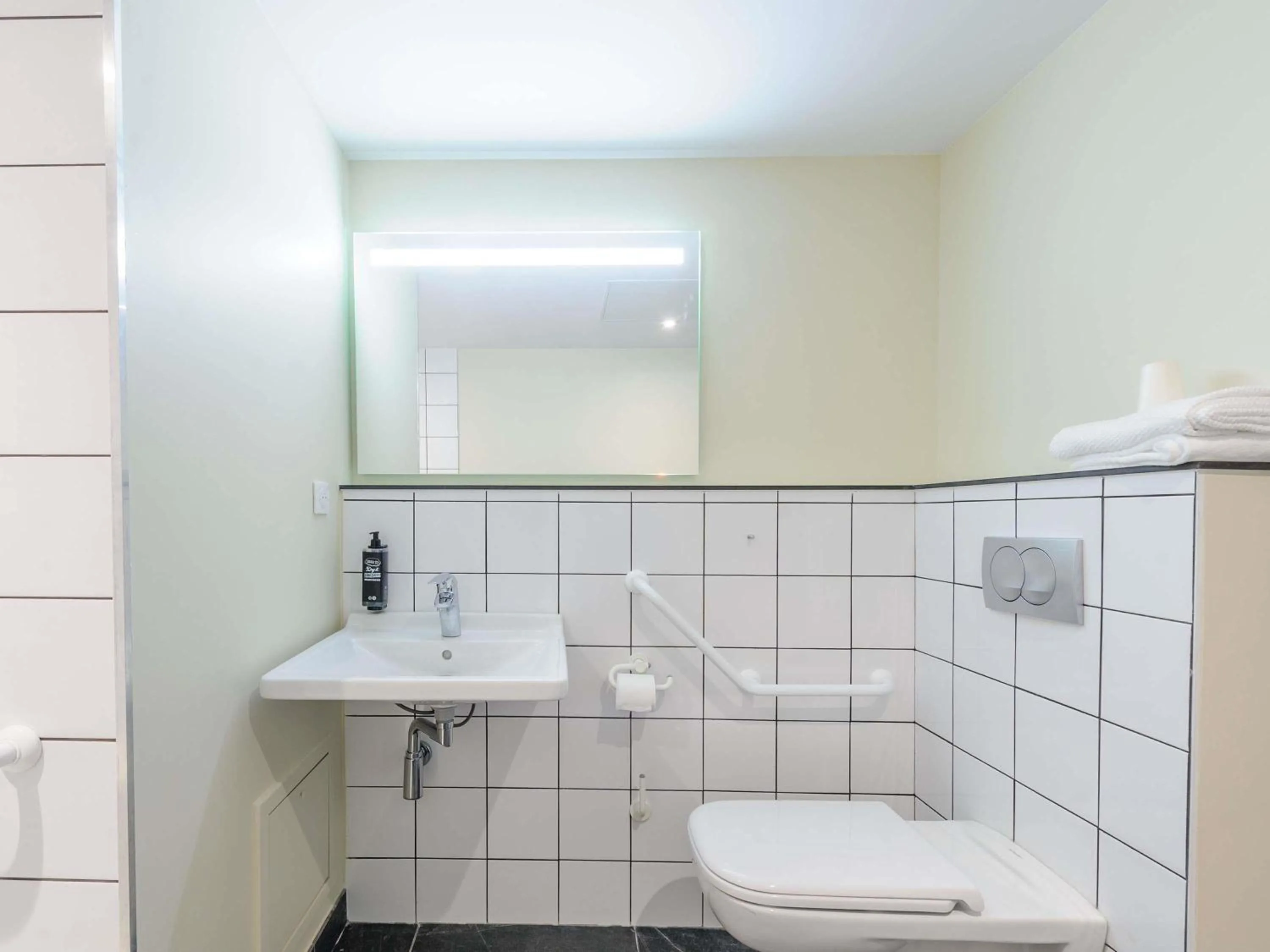 Bedroom in Ibis Budget La Rochelle Puilboreau